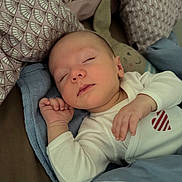 Ange participe au concours pour gagner de l'argent avec cette photo : baby, sleeping, infant, pillow, blanket, onesie, heart, cozy, indoors, child, rest, peaceful, cute, face, hand, furniture, soft, comfort, portrait, relaxation