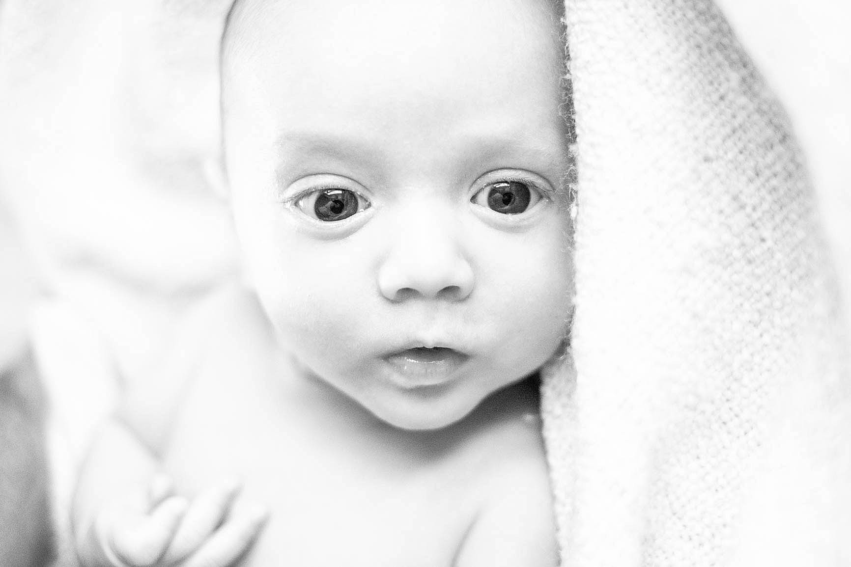 Lyam participe au concours pour gagner de l'argent avec cette photo : baby, beauty, black_and_white, cheek, child, close_up, eye, face, facial_expression, head, lip, monochrome, nose, person, photograph, photography, portrait_photography, skin, smile, toddler