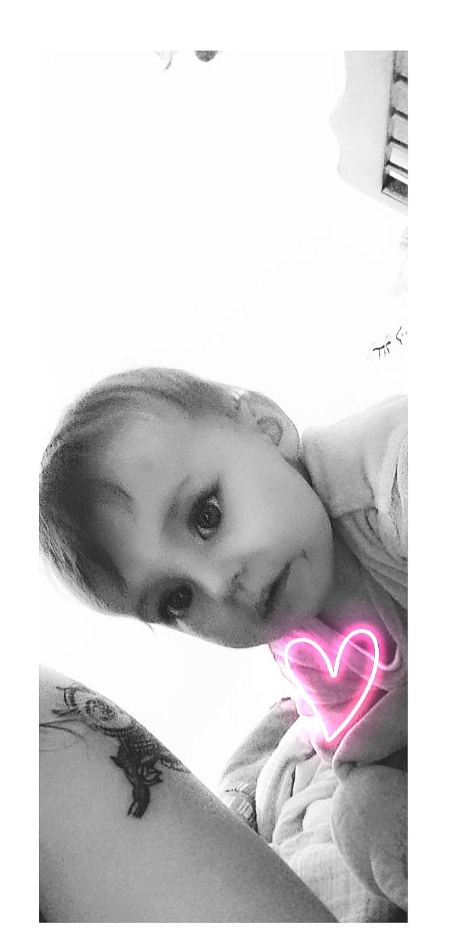 Lyana participe au concours pour gagner de l'argent avec cette photo : beauty, black_hair, chest, child, cool, ear, eyebrow, eyelash, face, flash_photography, gesture, happy, iris, jaw, lip, mouth, nose, person, petal, selfie