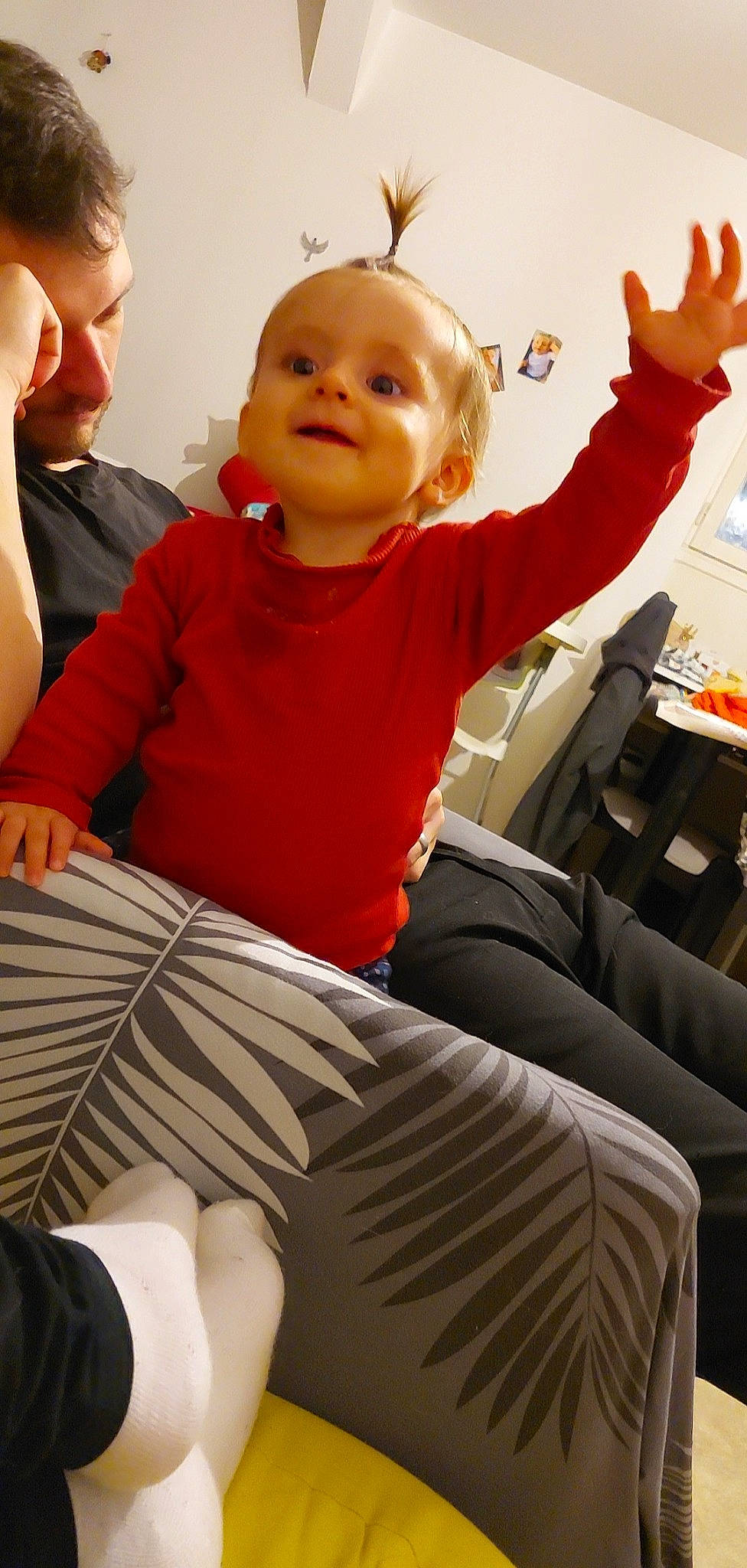 Lyana participe au concours pour gagner de l'argent avec cette photo : baby, cheek, chin, comfort, eye, finger, gesture, happy, human, joint, joy, lap, leg, mouth, organ, person, shorts, shoulder, skin, smile