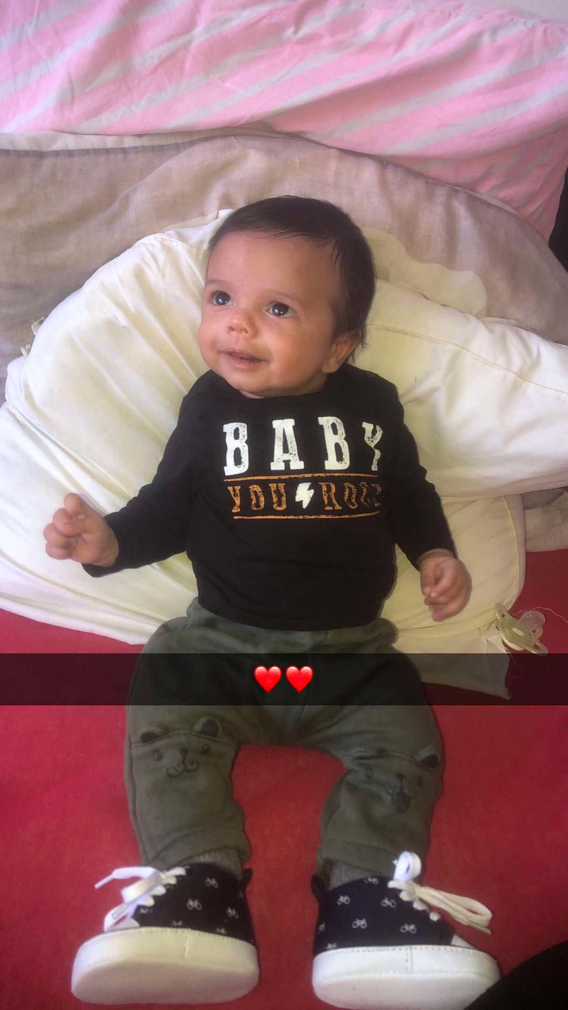 Kassim participe au concours pour gagner de l'argent avec cette photo : baby, baby_toddler_clothing, chair, cheek, chin, comfort, couch, eye, face, facial_expression, finger, hair, hairstyle, head, human_body, person, pink, skin, sleeve, smile