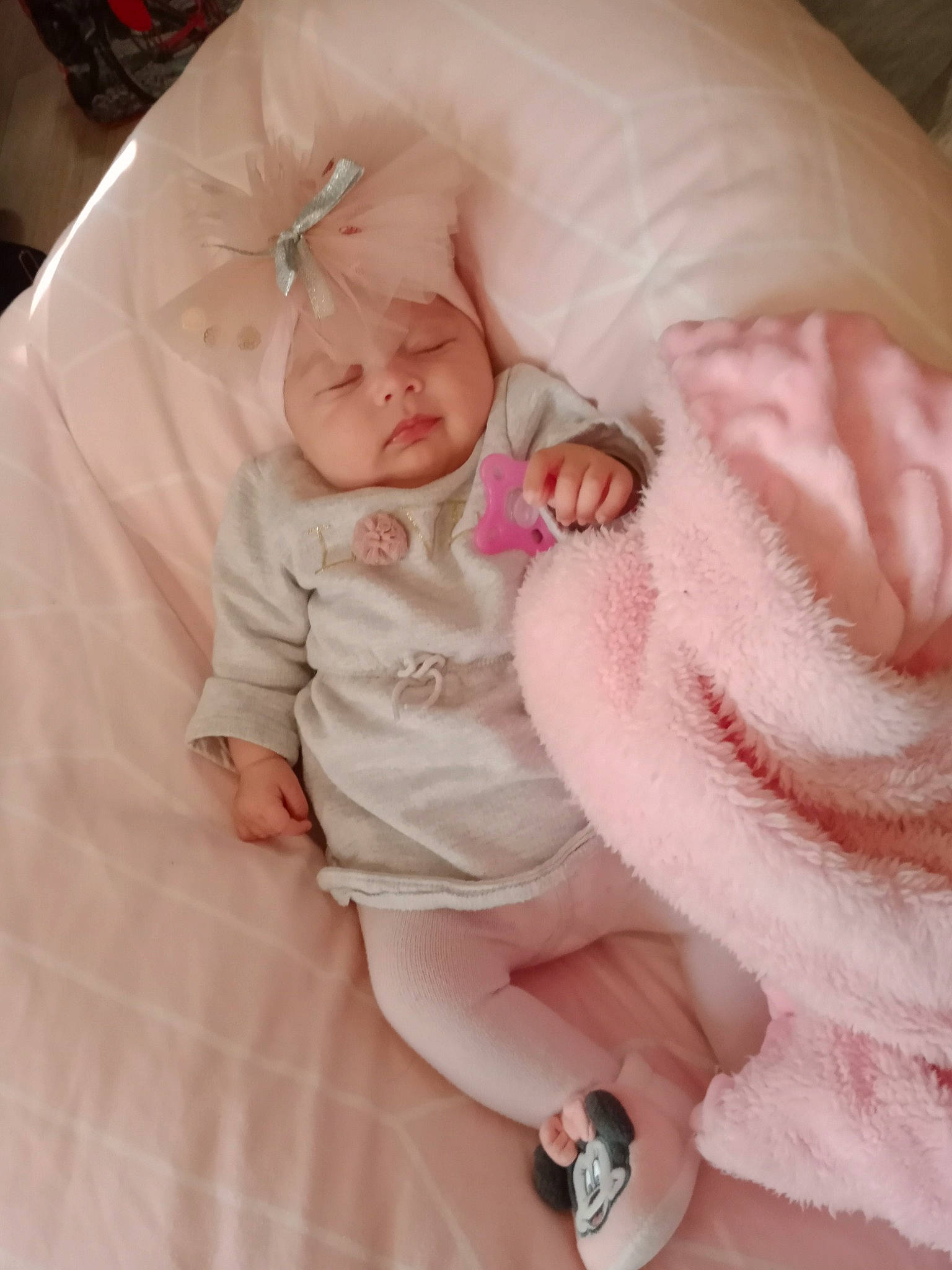 Daylina a rejoint le concours — aidez-le/la à gagner de superbes lots ! baby, baby_products, baby_sleeping, baby_toddler_clothing, bed, bedtime, cheek, child, comfort, finger, headwear, human_body, iris, linens, nail, peach, person, pink, skin, sleeve