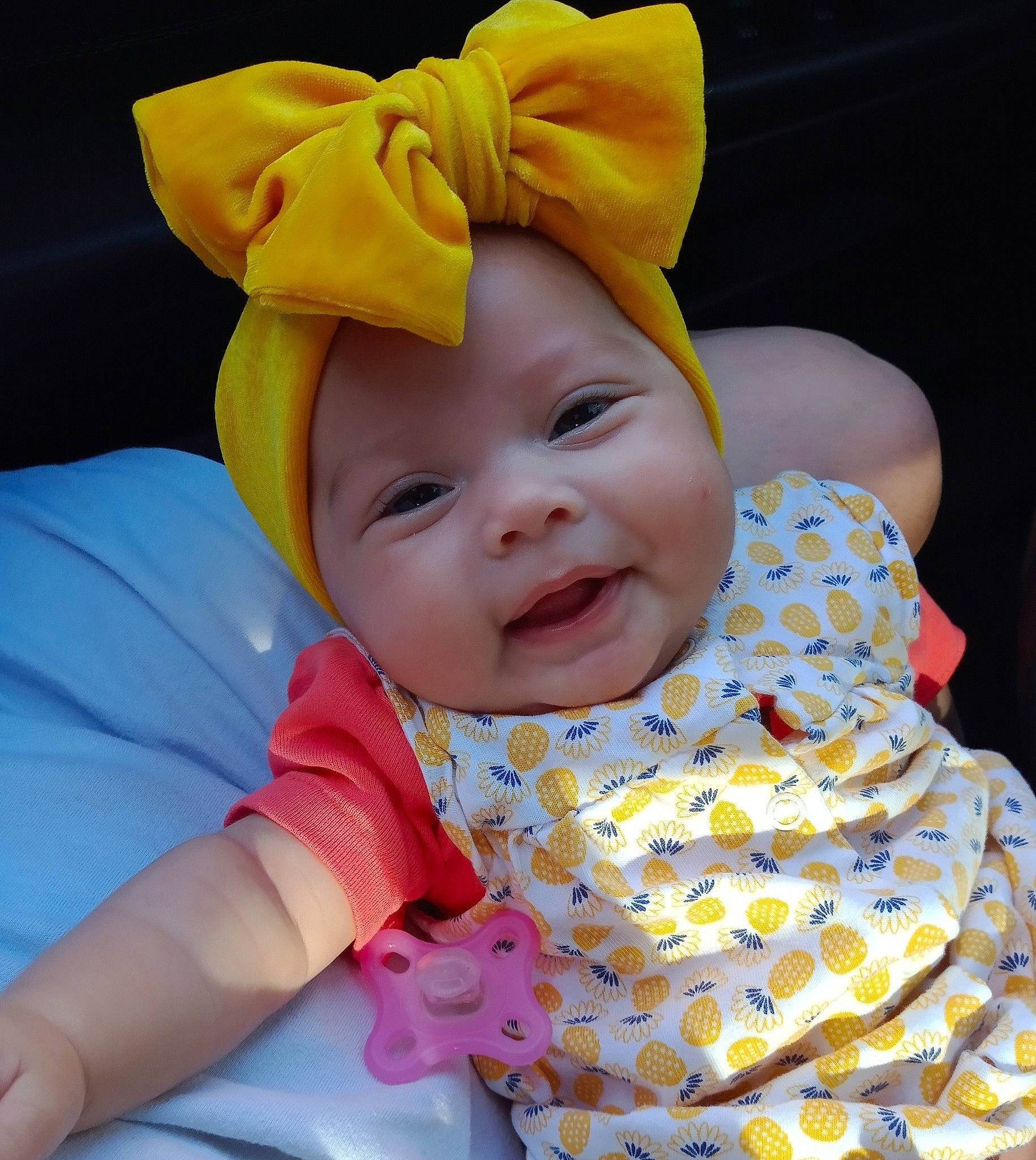 Daylina a rejoint le concours — aidez-le/la à gagner de superbes lots ! baby, baby_toddler_clothing, child, comfort, eye, fashion_accessory, fun, happy, head, headwear, iris, pattern, person, pink, skin, sleeve, smile, t_shirt, textile, toddler