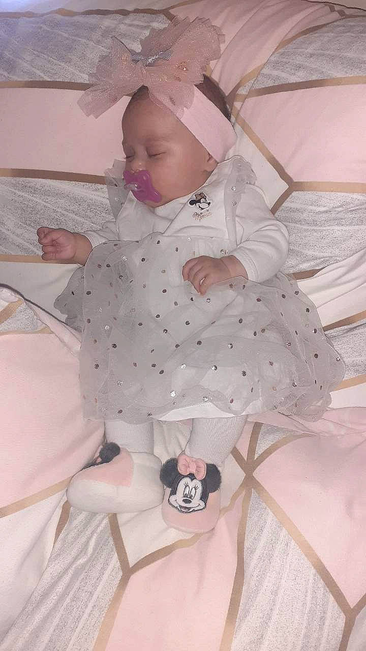 Daylina participe au concours pour gagner de l'argent avec cette photo : baby, baby_products, baby_toddler_clothing, child, comfort, costume, dress, fashion_accessory, linens, magenta, pattern, peach, person, pink, product, room, skin, sleeve, textile, toddler