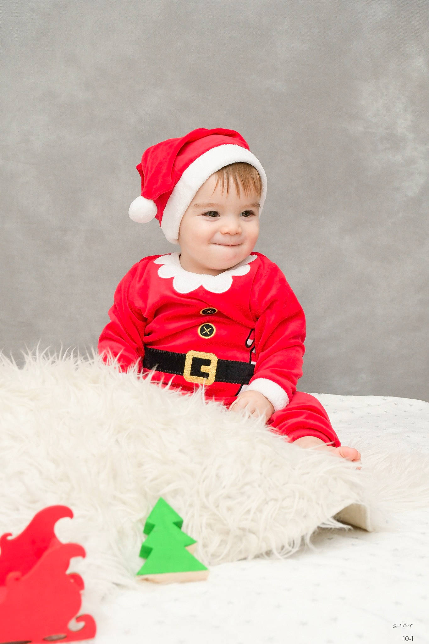 Lewis participe au concours pour gagner de l'argent avec cette photo : baby, baby_toddler_clothing, carmine, child, christmas, christmas_eve, costume_hat, event, fictional_character, fun, happy, hat, headwear, holiday, joy, magenta, outerwear, person, santa_claus, sitting