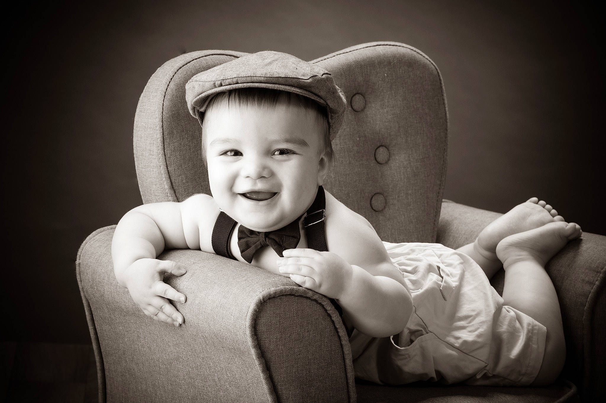 Lewis a rejoint le concours — aidez-le/la à gagner de superbes lots ! arm, baby, black_and_white, child, comfort, eye, finger, flash_photography, fun, gesture, hand, happy, hat, joy, monochrome, monochrome_photography, person, skin, smile, style
