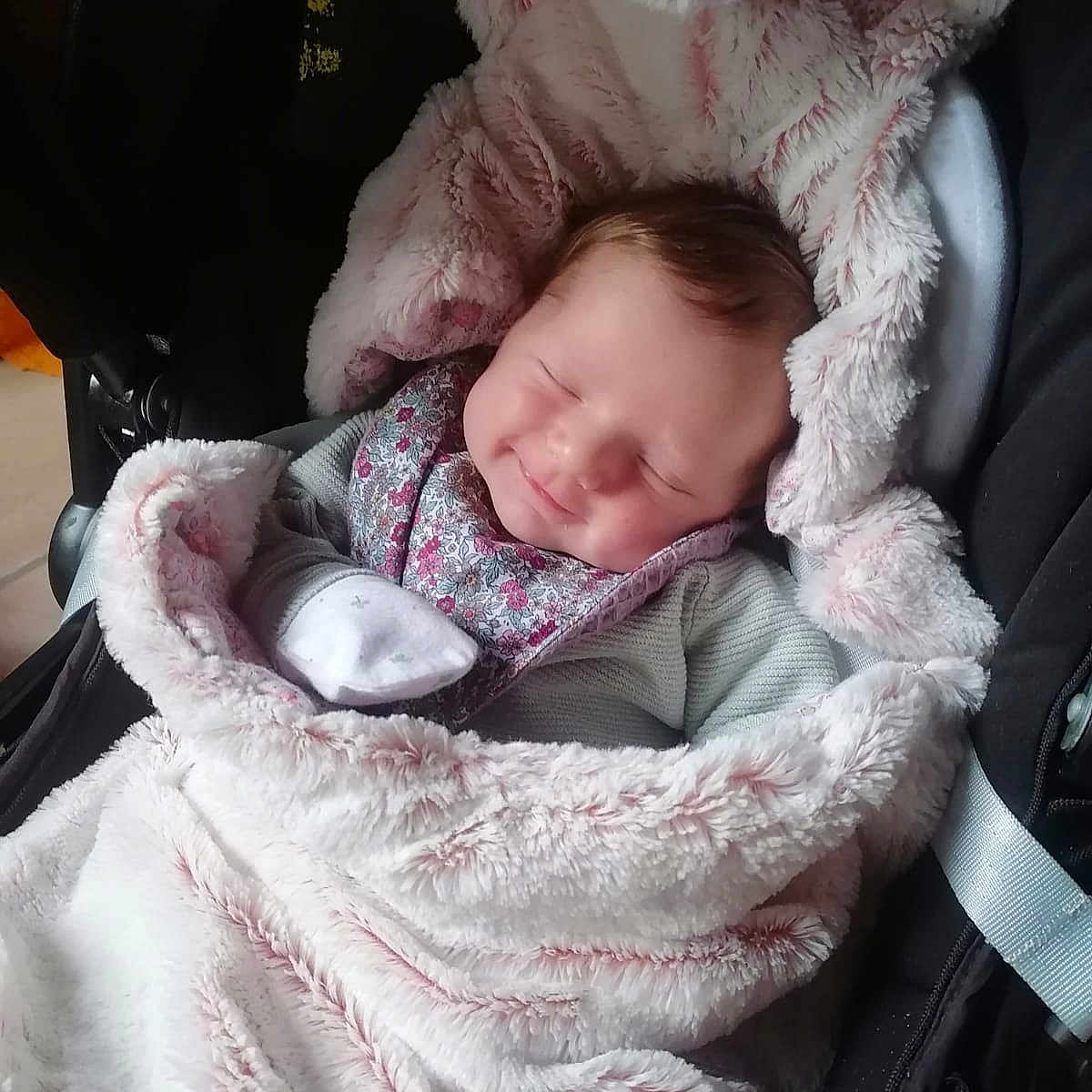 Thalia a rejoint le concours — aidez-le/la à gagner de superbes lots ! baby, blanket, clothing, face, head, hosiery, newborn, person, photography, portrait, quilt, sleeping, sock
