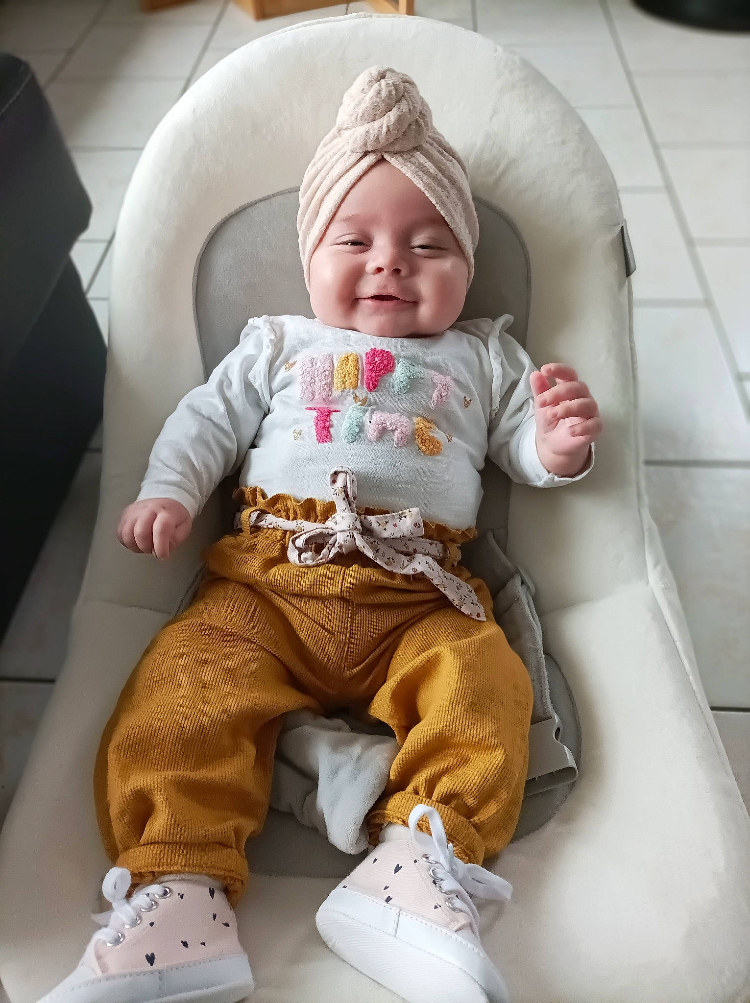 Mya a rejoint le concours — aidez-le/la à gagner de superbes lots ! baby, baby_laughing, baby_products, baby_safety, baby_toddler_clothing, car_seat, child, comfort, face, happy, head, headwear, human_leg, knee, person, sitting, skin, sleeve, smile, thigh