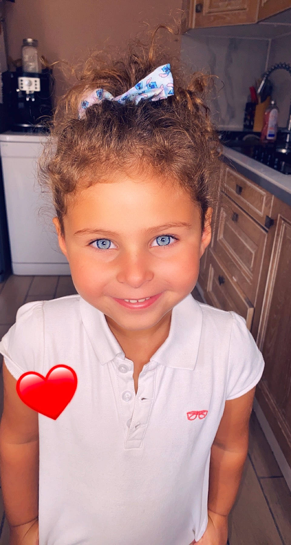 Myla participe au concours pour gagner de l'argent avec cette photo : cabinetry, chair, chest_of_drawers, drawer, dresser, ear, electric_blue, event, eyebrow, eyelash, forehead, fun, hair, happy, headpiece, joy, kitchen_appliance, organ, person, room