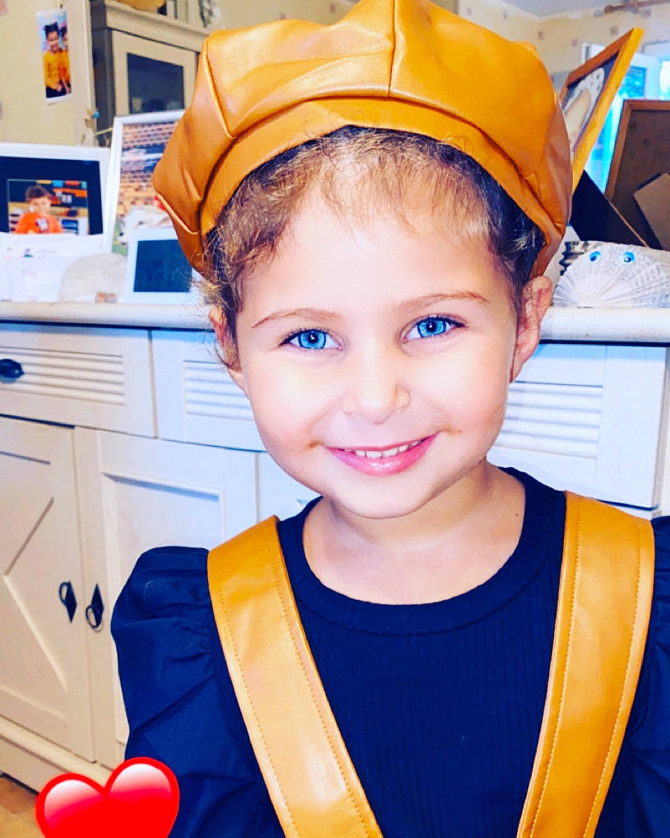 Myla a rejoint le concours — aidez-le/la à gagner de superbes lots ! blond, blue, cabinetry, cap, child, electric_blue, event, fashion_accessory, fun, happy, joy, organ, person, personal_protective_equipment, room, smile, snapshot, sports_gear, t_shirt, toddler