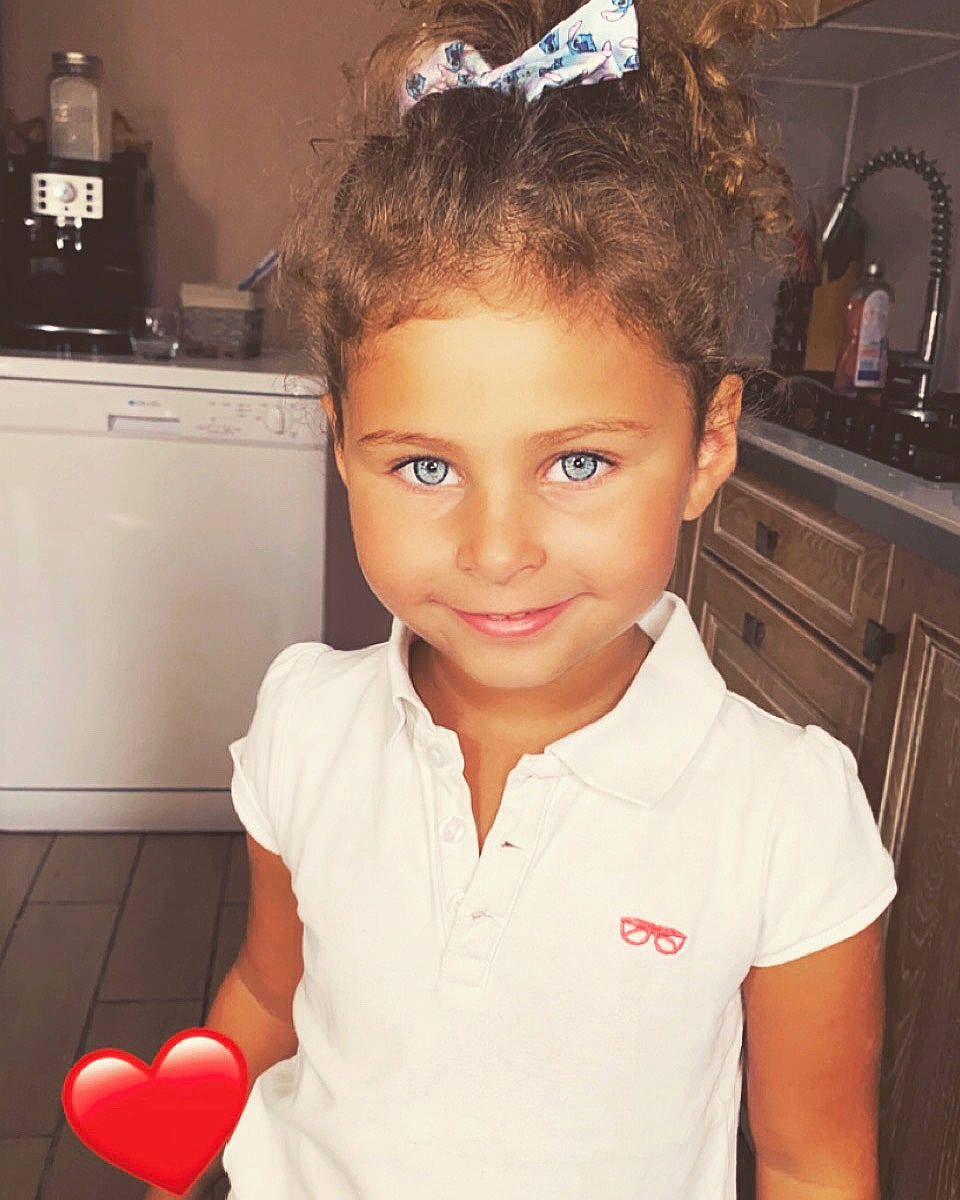 Myla participe au concours pour gagner de l'argent avec cette photo : balloon, cabinetry, countertop, eyebrow, eyelash, fashion_accessory, flooring, fun, happy, headband, home_appliance, joy, kitchen, kitchen_appliance, kitchen_stove, major_appliance, person, room, smile, t_shirt