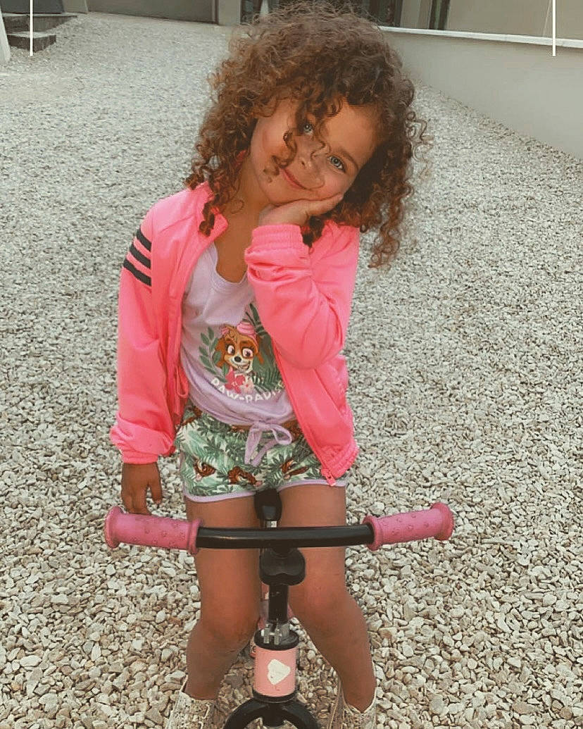 Myla a rejoint le concours — aidez-le/la à gagner de superbes lots ! asphalt, blond, boot, brown_hair, child, eyewear, face, fun, grass, human_leg, knee, long_hair, person, photograph, pink, shorts, smile, snapshot, soil, t_shirt