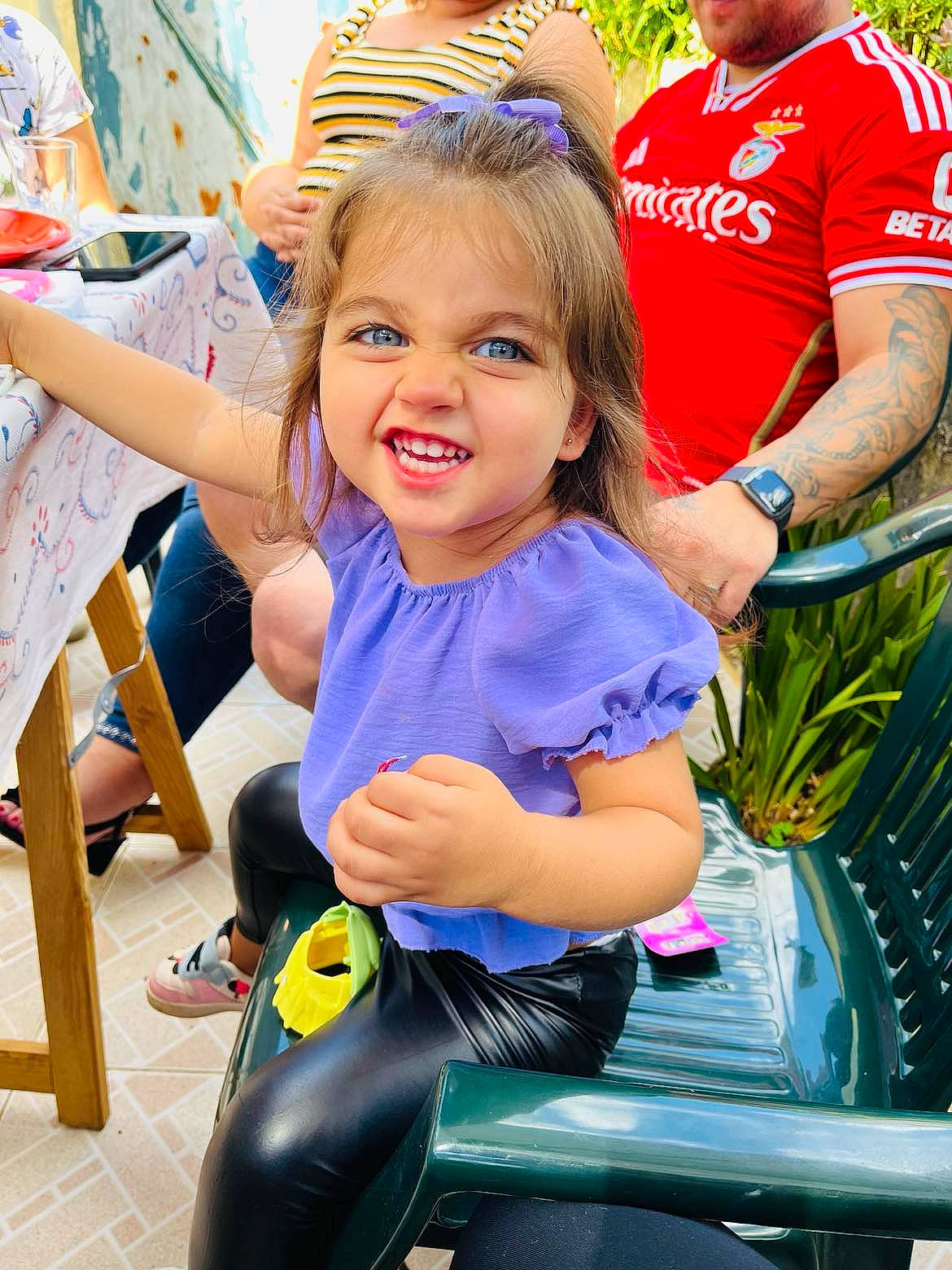 Kelly participe au concours pour gagner de l'argent avec cette photo : child, electric_blue, event, face, facial_expression, fun, gesture, happy, joy, leisure, people, person, product, public_space, recreation, shorts, sitting, smile, summer, t_shirt