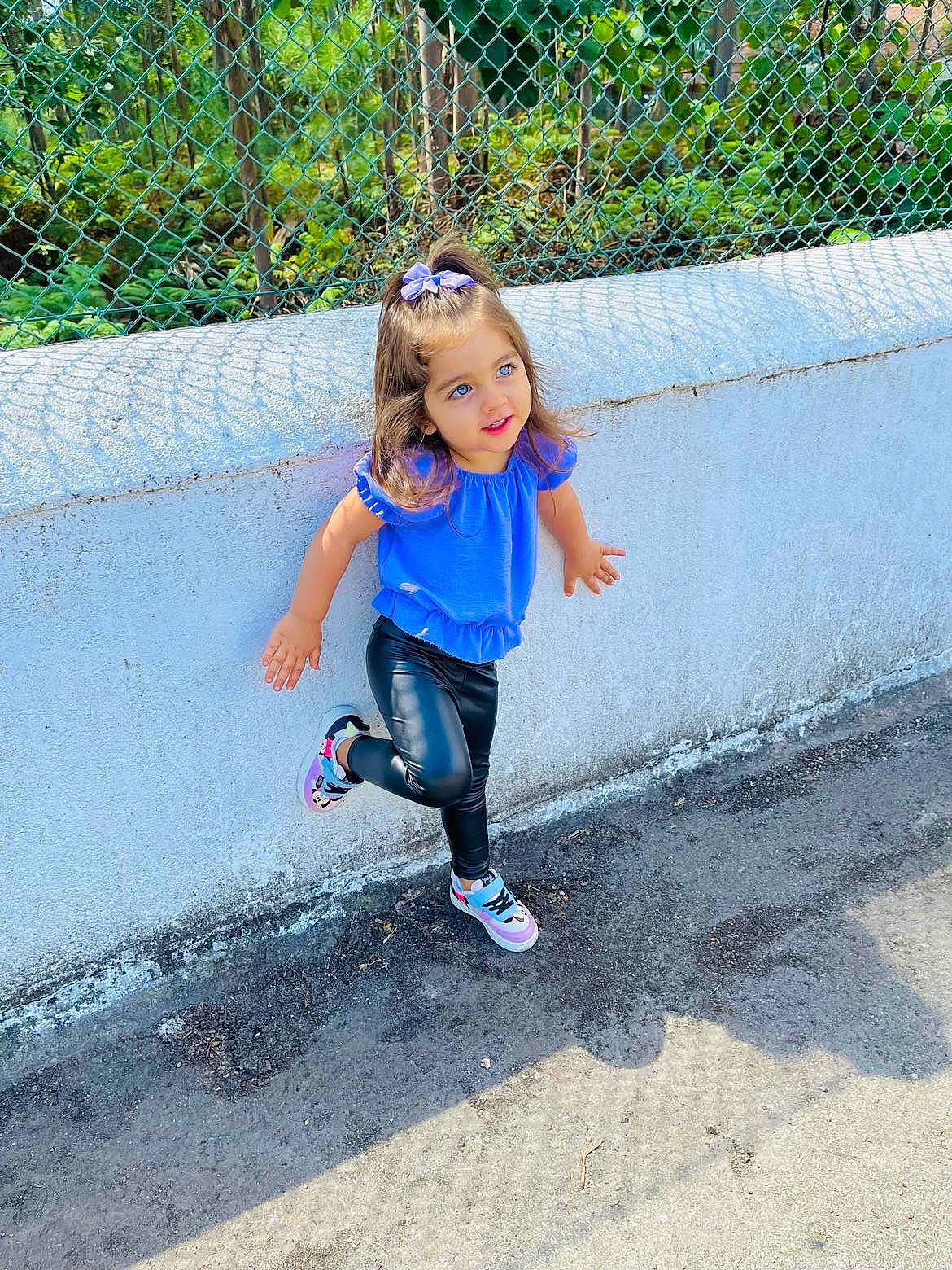 Kelly participe au concours pour gagner de l'argent avec cette photo : asphalt, child, denim, electric_blue, fence, fun, grass, happy, leisure, pedestrian, people_in_nature, person, plant, play, recreation, road, road_surface, sidewalk, t_shirt, toddler