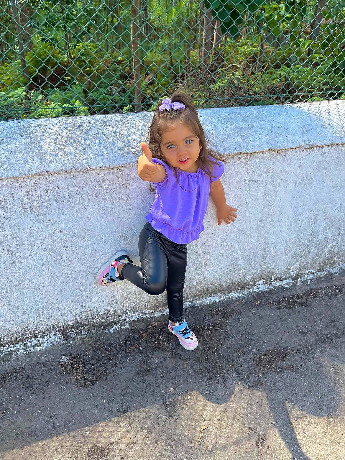 Kelly participe au concours pour gagner de l'argent avec cette photo : asphalt, child, city, eyewear, fence, fun, grass, happy, landscape, leisure, magenta, pedestrian, person, recreation, road, road_surface, sidewalk, soil, toddler, tree