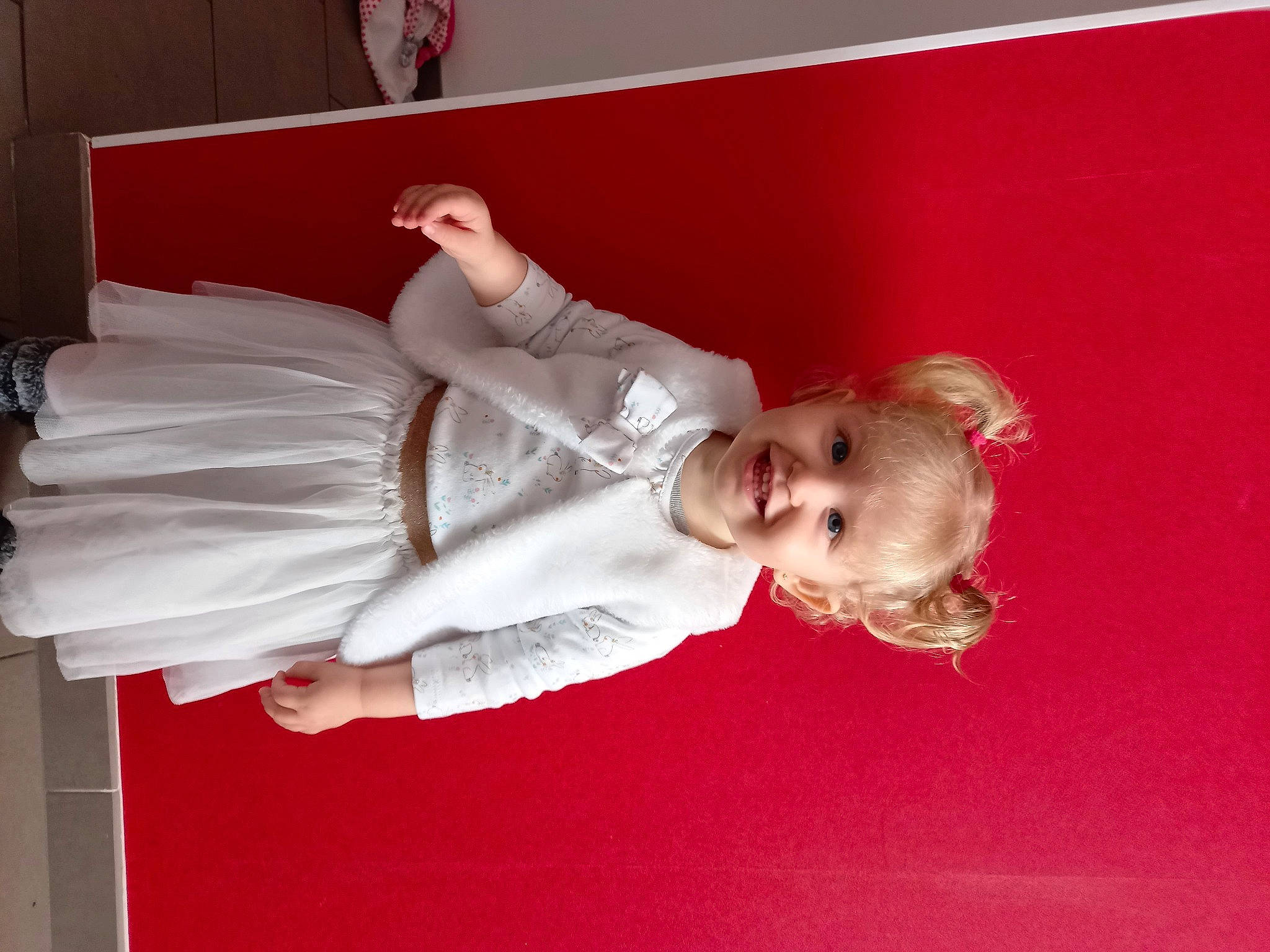 Laura participe au concours pour gagner de l'argent avec cette photo : bridal_accessory, child, cocktail_dress, dress, elbow, flash_photography, fun, happy, human_leg, joint, joy, leg, person, pink, room, shoulder, smile, textile, thigh, toddler