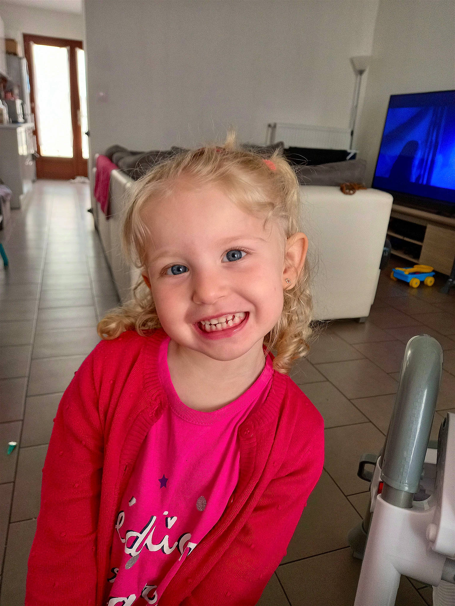 Laura a rejoint le concours — aidez-le/la à gagner de superbes lots ! blond, chair, child, flooring, fun, hair_coloring, happy, iris, joint, joy, laugh, magenta, person, play, room, selfie, sitting, sleeve, smile, t_shirt