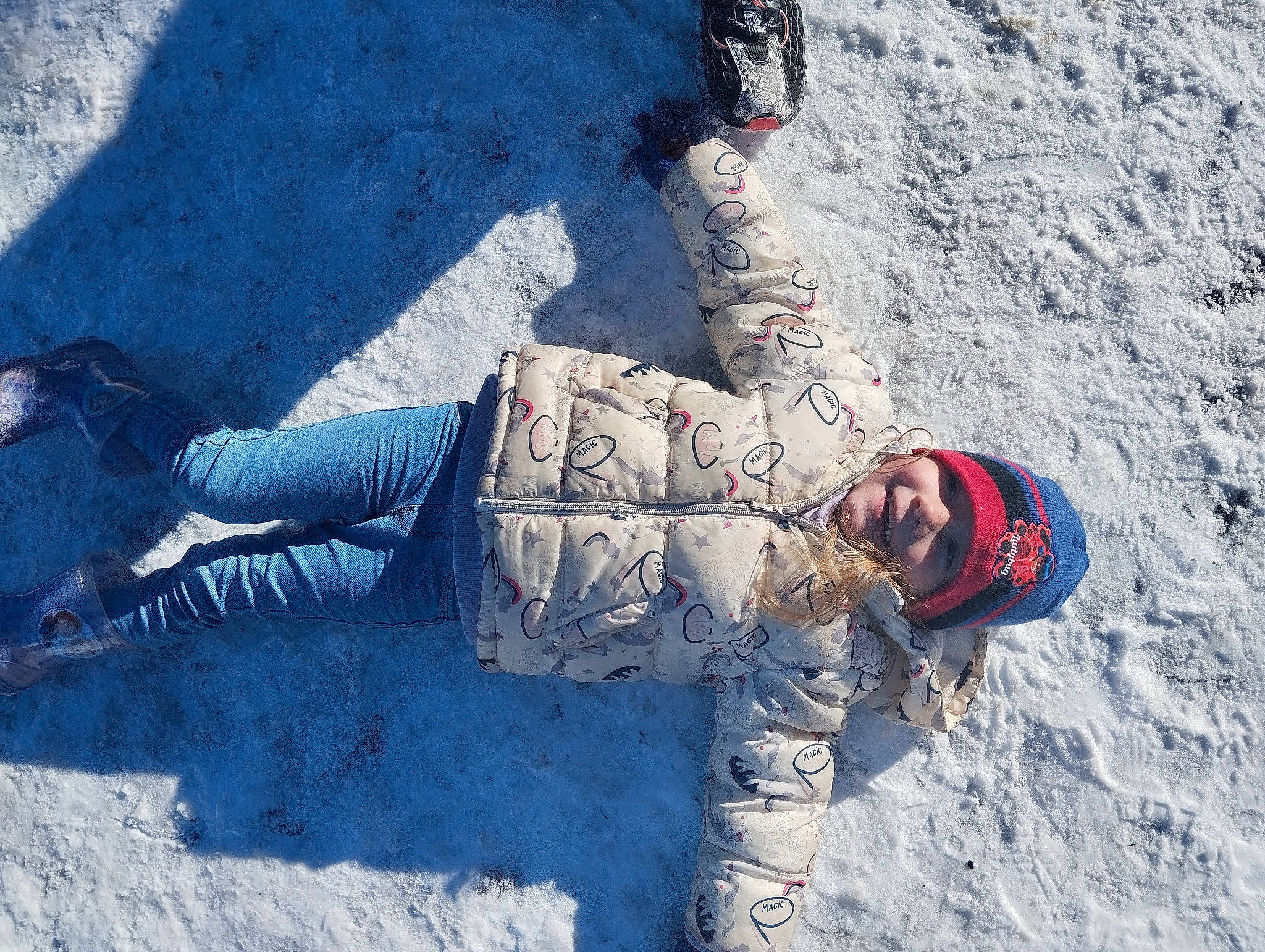 Rose a rejoint le concours — aidez-le/la à gagner de superbes lots ! boot, concrete, eyewear, freezing, fun, headwear, helmet, human_leg, joy, landscape, leisure, person, recreation, road_surface, sand, shadow, sitting, slope, snow, soil