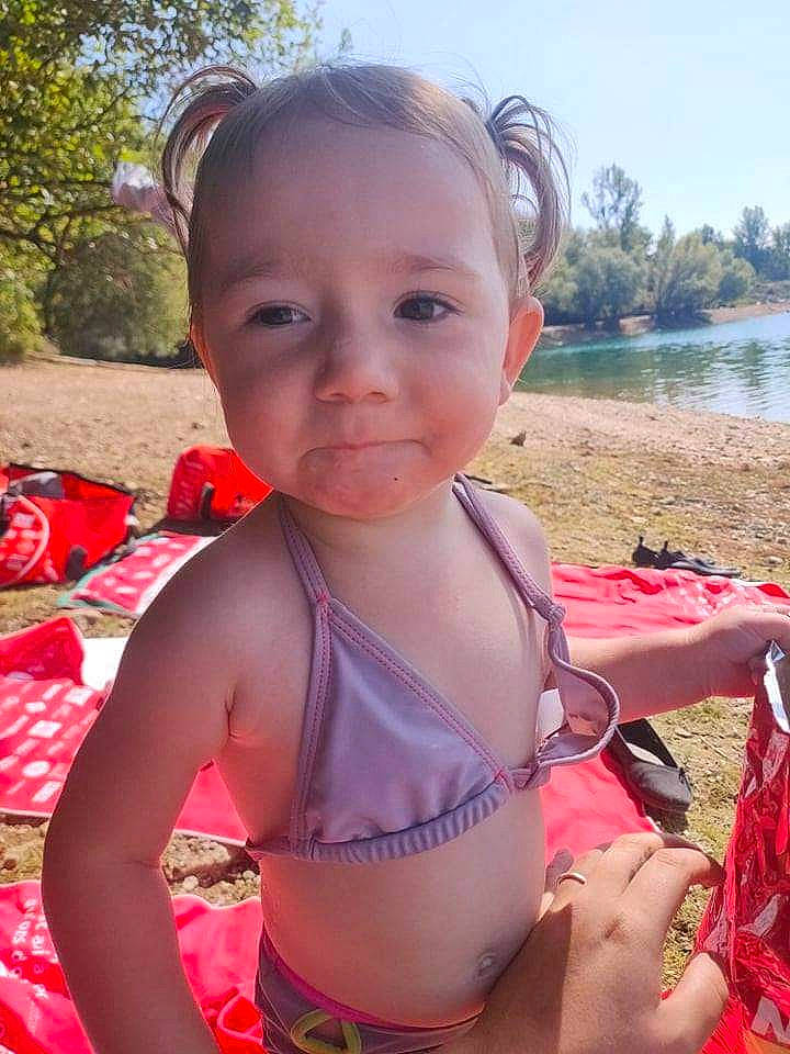 Rose participe au concours pour gagner de l'argent avec cette photo : baby, baby_toddler_clothing, beach, blurred, chest, child, fun, grass, happy, lake, leisure, lip, person, pink, plant, recreation, skin, sky, swimwear, toddler