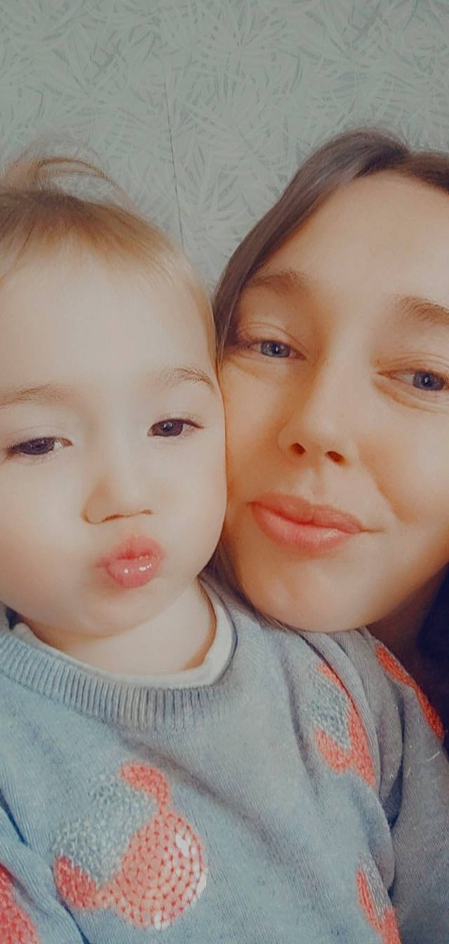 Rose a rejoint le concours — aidez-le/la à gagner de superbes lots ! baby, baby_toddler_clothing, blond, cheek, child, close_up, ear, eye, eyebrow, eyelash, face, forehead, gesture, happy, iris, joy, lip, mouth, nose, person