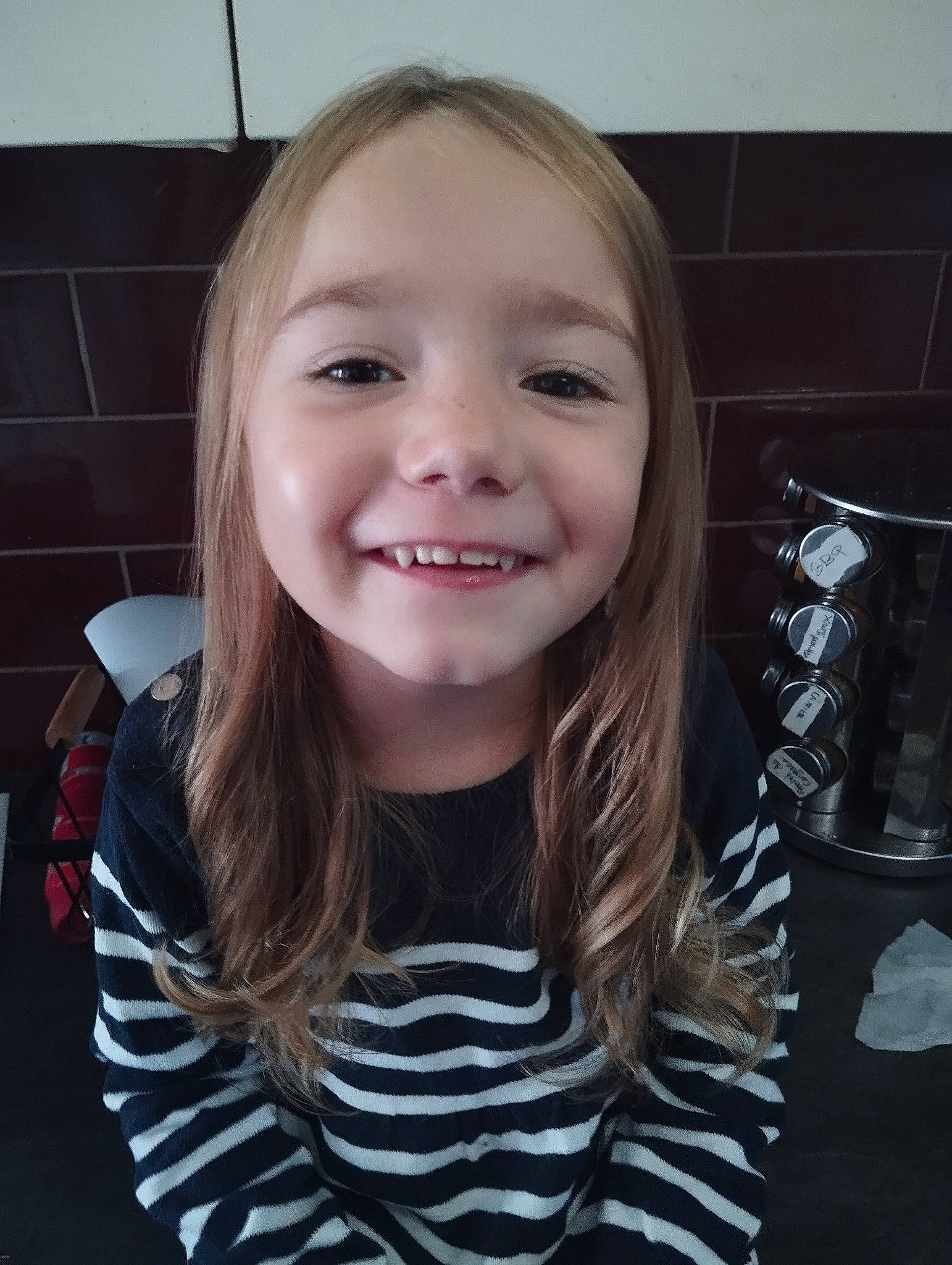 Rose a rejoint le concours — aidez-le/la à gagner de superbes lots ! blond, brown_hair, cheek, child, eyelash, facial_expression, flash_photography, fun, happy, head, jaw, joy, laugh, lip, long_hair, pattern, person, portrait_photography, sleeve, smile