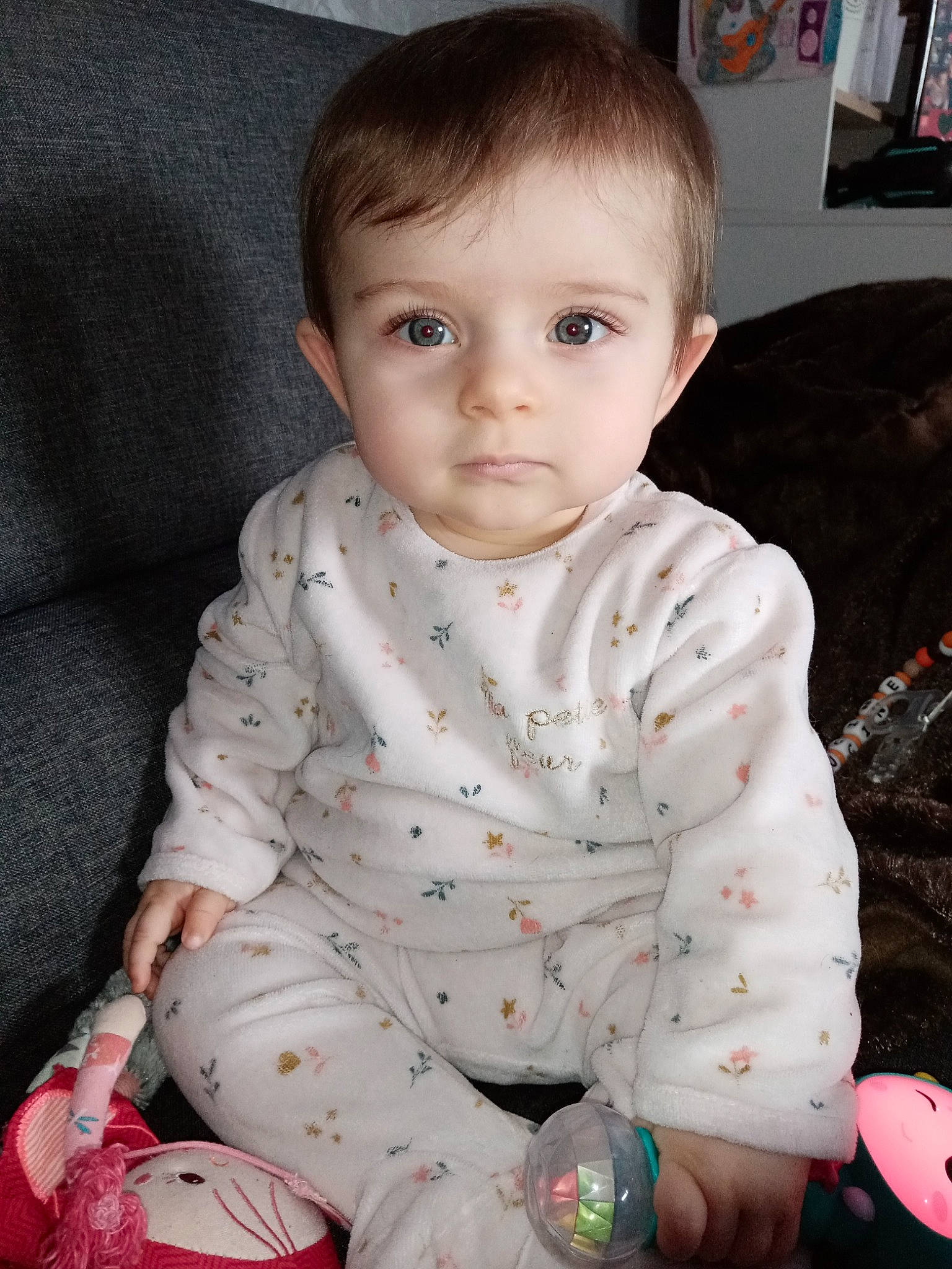 Capucine a rejoint le concours — aidez-le/la à gagner de superbes lots ! baby, baby_toddler_clothing, cheek, child, comfort, couch, crawling, face, flooring, head, nose, pattern, person, picture_frame, sitting, skin, sleeve, standing, t_shirt, textile