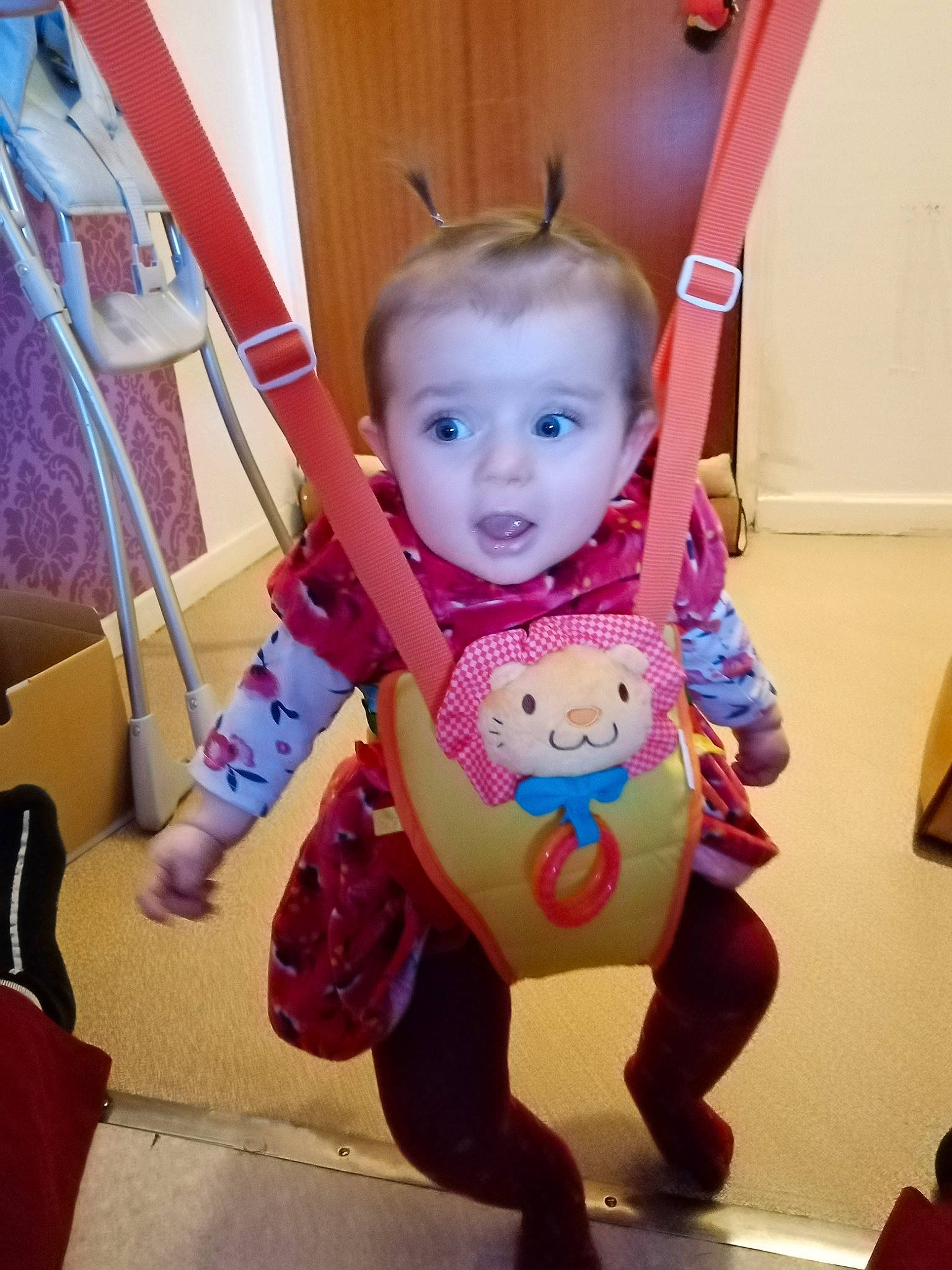 Capucine participe au concours pour gagner de l'argent avec cette photo : baby, baby_toddler_clothing, chair, cheek, eye, floor, flooring, fun, happy, human_body, iris, mouth, person, pink, skin, sleeve, smile, surprise, thigh, thumb