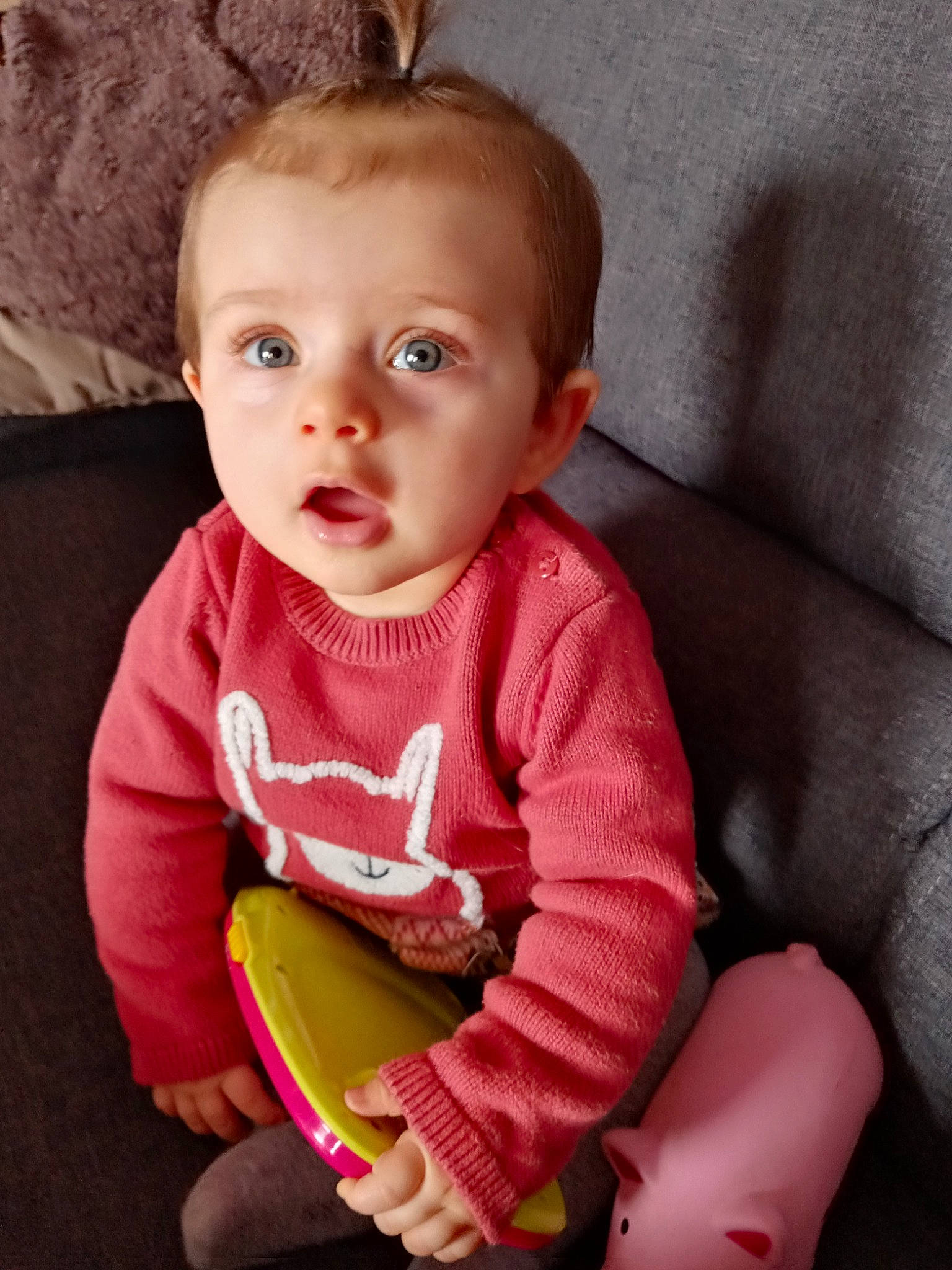 Capucine participe au concours pour gagner de l'argent avec cette photo : baby, baby_toddler_clothing, cheek, chin, clothing, comfort, eye, eyebrow, face, hair, hairstyle, head, human_body, iris, lip, mouth, nose, person, pink, skin