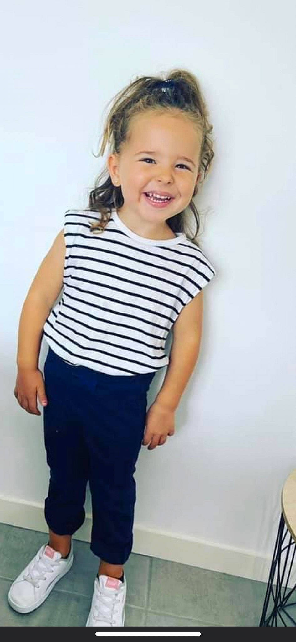 Nelia Elif participe au concours pour gagner de l'argent avec cette photo : elbow, eye, face, flash_photography, gesture, happy, human_body, joint, joy, knee, leg, neck, organ, person, sleeve, smile, standing, t_shirt, thigh, toddler