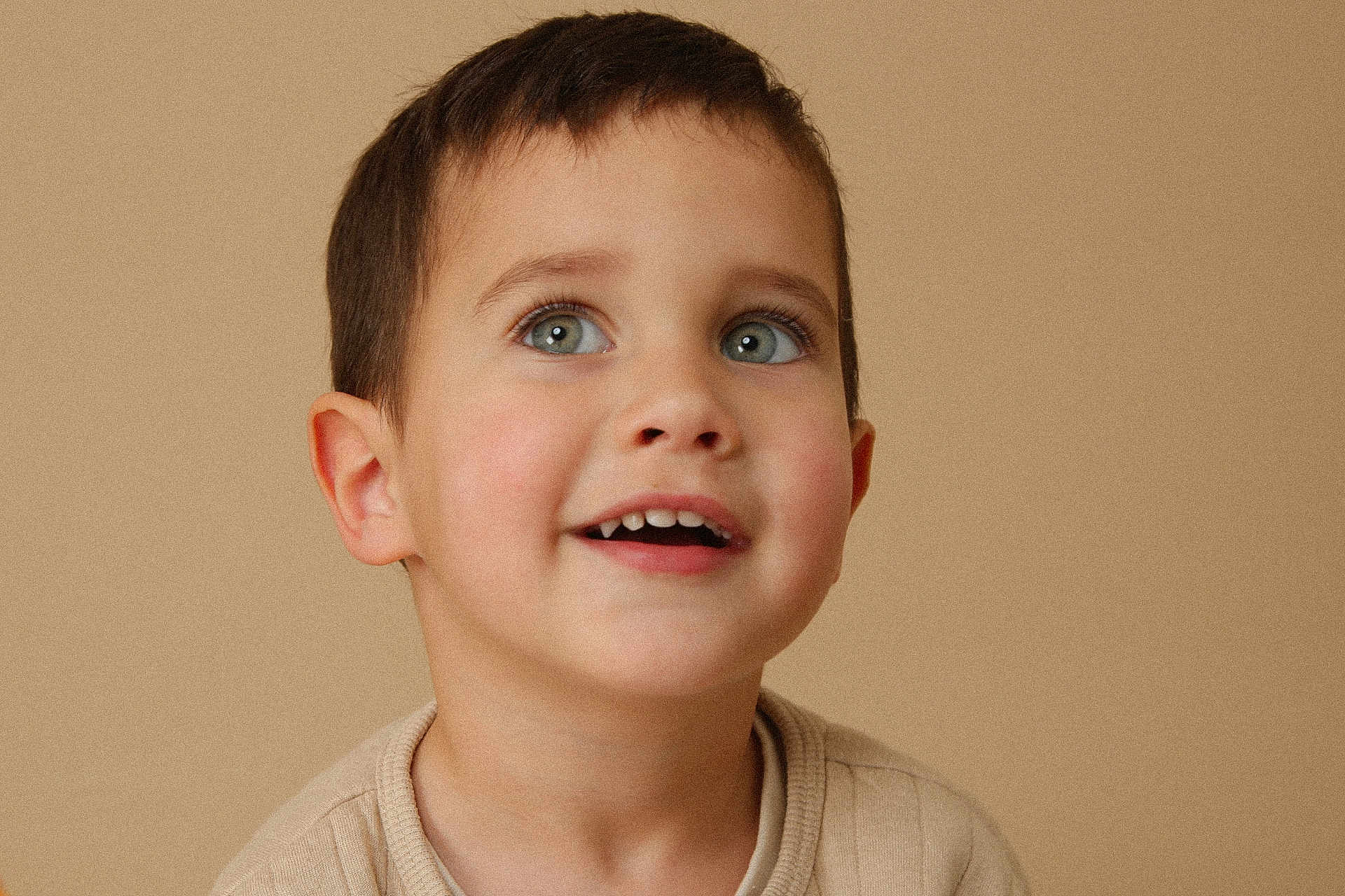 Hugo a rejoint le concours — aidez-le/la à gagner de superbes lots ! baby, blonde, bodypart, clothing, ear, face, finger, hair, hand, happy, head, laughing, mouth, neck, person, photography, portrait, smile, t_shirt, teeth