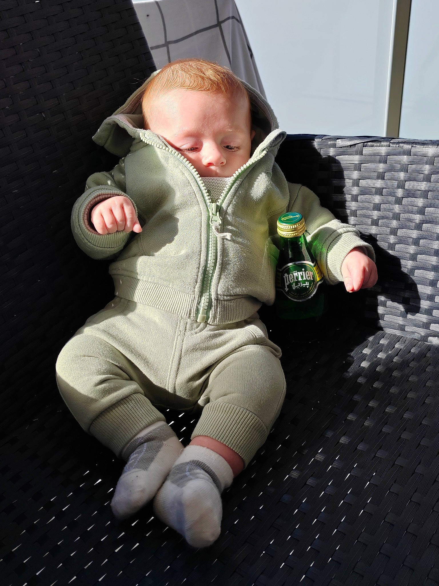 Elio participe au concours pour gagner de l'argent avec cette photo : baby, baby_products, baby_toddler_clothing, carmine, child, comfort, flash_photography, flooring, foot, fun, human_leg, joint, knee, leg, person, personal_protective_equipment, sitting, sock, standing, thigh