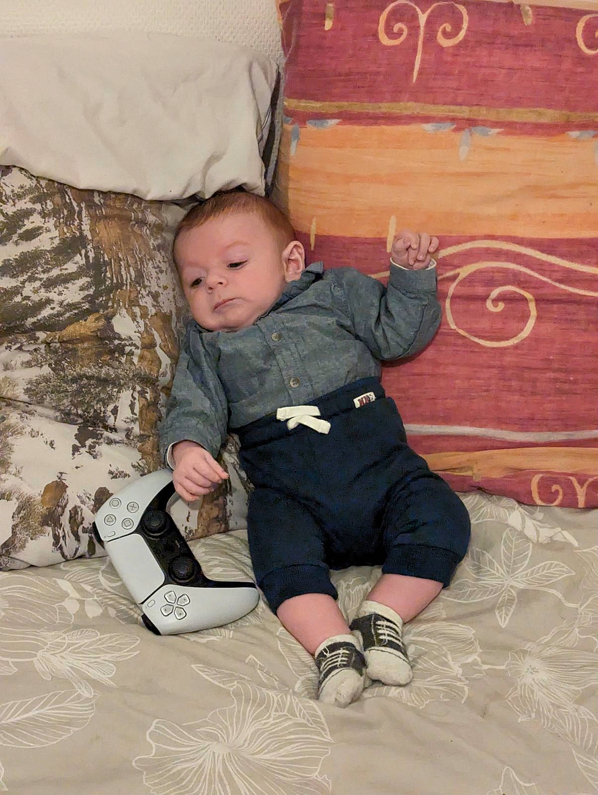Elio participe au concours pour gagner de l'argent avec cette photo : baby, baby_toddler_clothing, child, comfort, floor, flooring, foot, fun, hardwood, lap, linens, pattern, person, play, room, sitting, sleeve, sock, toddler, wood
