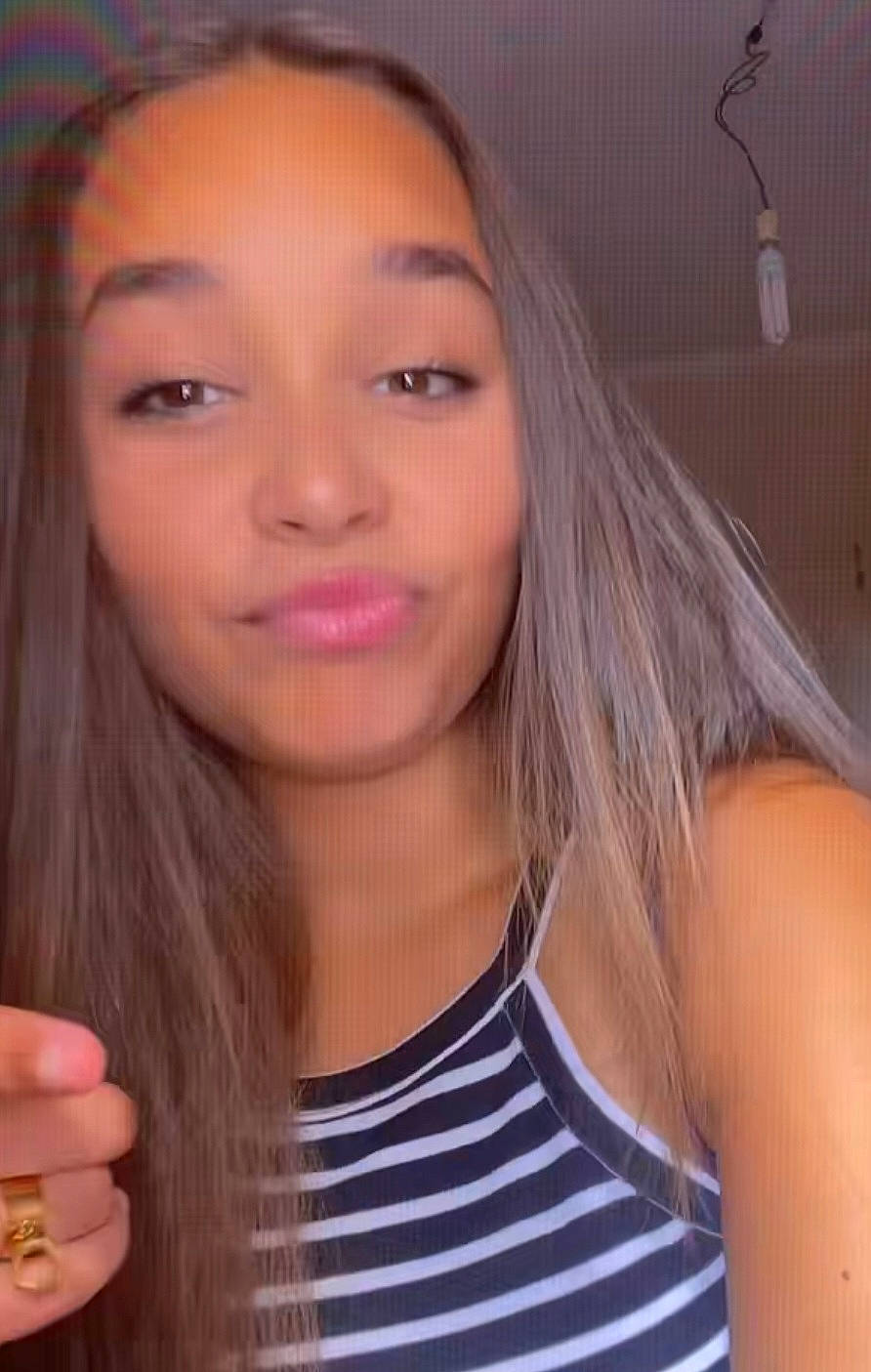 Lina participe au concours pour gagner de l'argent avec cette photo : cheek, chin, cool, eyebrow, eyelash, face, finger, forehead, gesture, happy, jaw, lip, mouth, muscle, neck, nose, person, pink, shoulder, skin