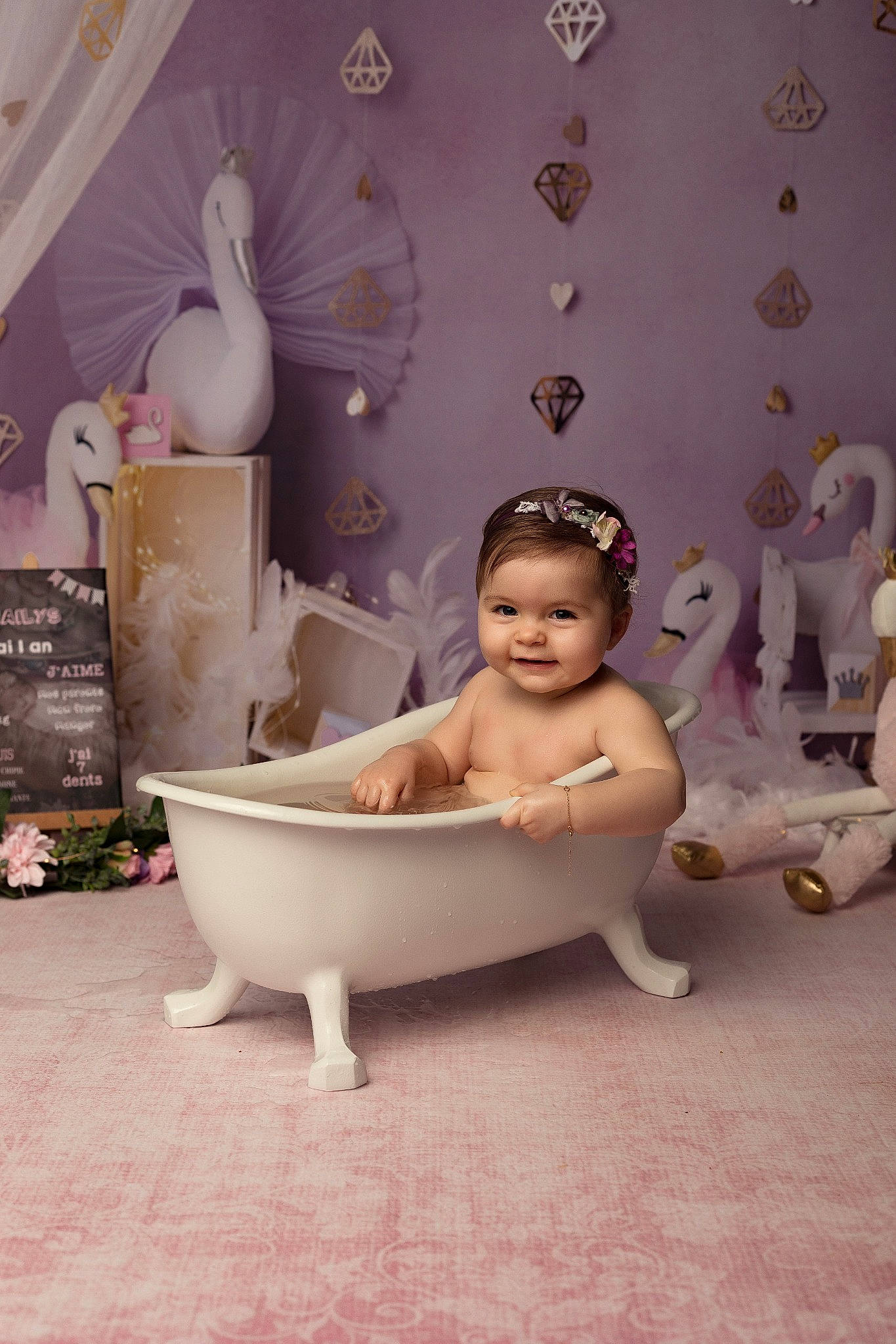 Maïlys participe au concours pour gagner de l'argent avec cette photo : baby, baby_products, bathing, bathroom, ceramic, child, floor, flooring, fun, happy, joy, person, pink, plumbing, plumbing_fixture, purple, room, sitting, smile, toddler