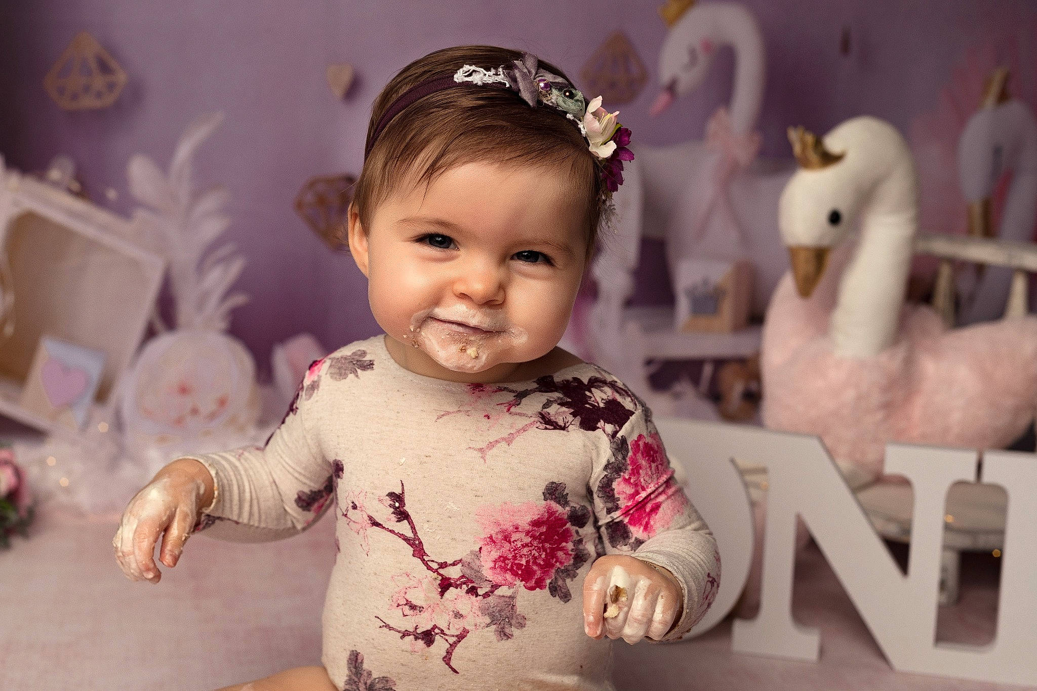 Maïlys participe au concours pour gagner de l'argent avec cette photo : _geese_and_swans, baby, baby_toddler_clothing, baby_toys, beak, cheek, child, ducks, eye, facial_expression, hair_accessory, happy, headband, headpiece, joy, lavender, mouth, person, pink, toddler