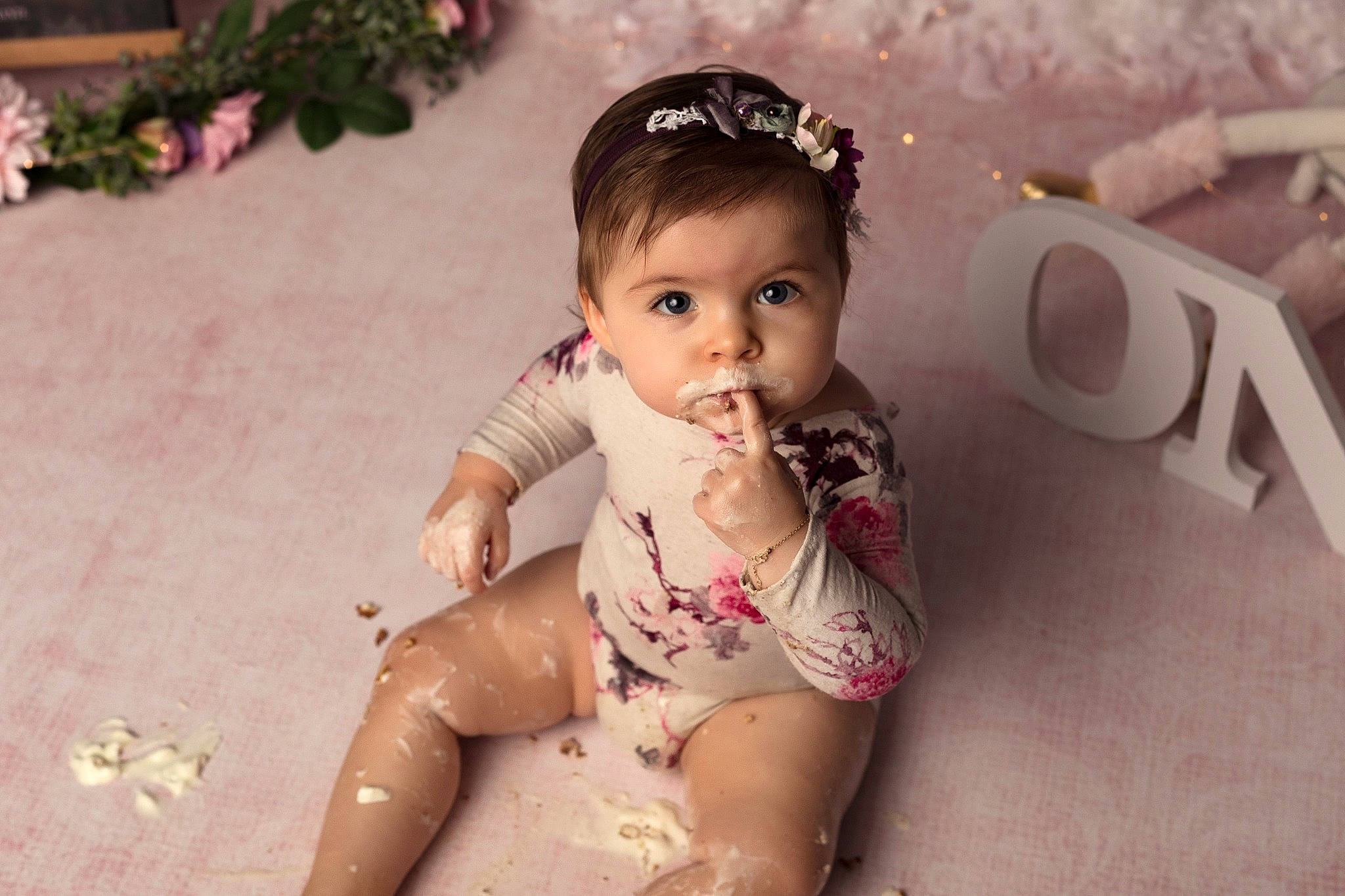 Maïlys participe au concours pour gagner de l'argent avec cette photo : abdomen, baby, black_hair, chest, child, eyebrow, eyelash, flash_photography, happy, human_body, human_leg, iris, jewellery, navel, neck, person, pink, skin, thigh, toddler