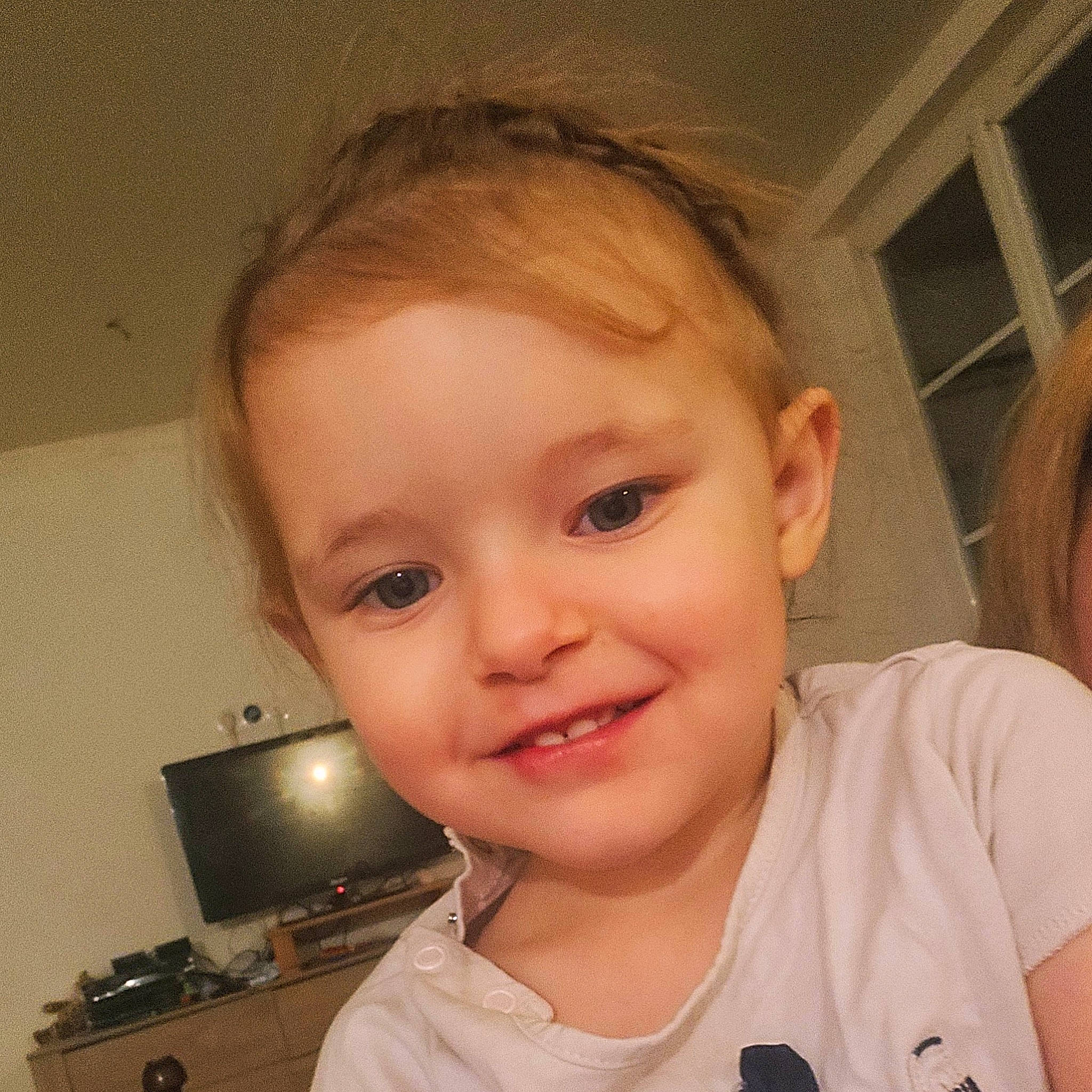 Kira a rejoint le concours — aidez-le/la à gagner de superbes lots ! cheek, chin, ear, eyebrow, eyelash, forehead, gesture, happy, iris, jaw, joy, lip, mouth, neck, nose, person, shoulder, skin, sleeve, smile