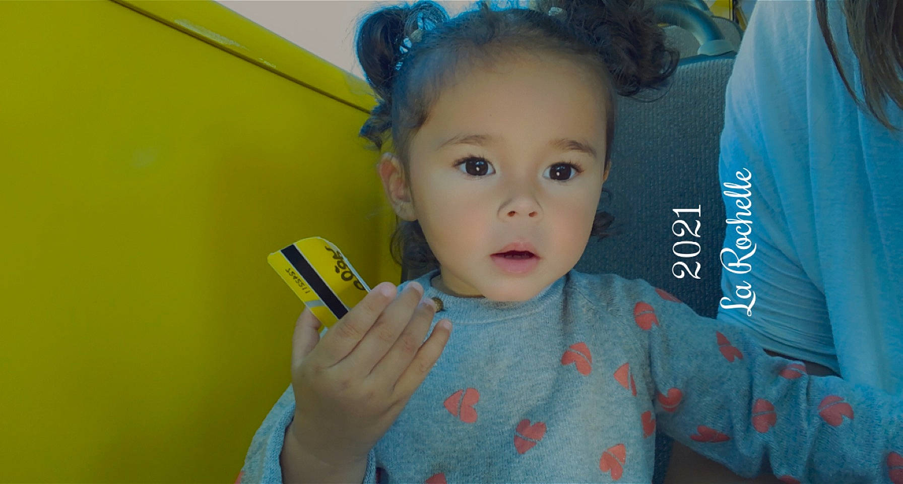 Luna a rejoint le concours — aidez-le/la à gagner de superbes lots ! baby, baby_toddler_clothing, blue, cheek, child, chin, ear, electric_blue, eyelash, facial_expression, finger, fun, gesture, happy, iris, nose, person, skin, sleeve, standing