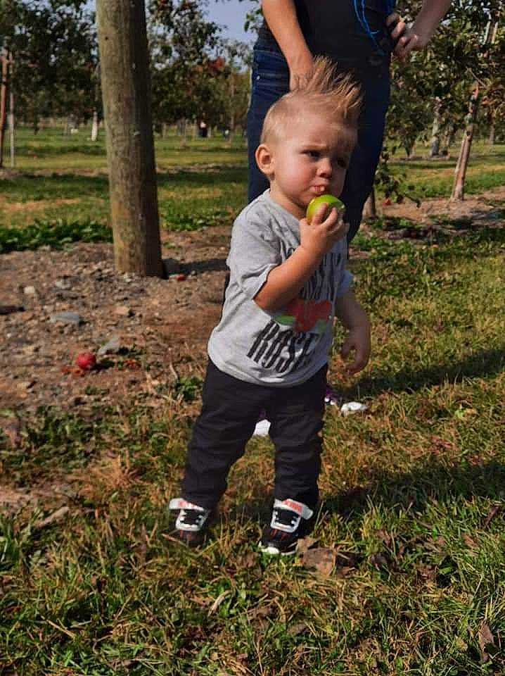 Jack-edward participe au concours pour gagner de l'argent avec cette photo : active_pants, baby, baby_toddler_clothing, balance, bermuda_shorts, child, gesture, human_body, leg, outdoor_shoe, people_in_nature, person, play, shoe, shorts, sneakers, sweatpant, t_shirt, thumb, toddler