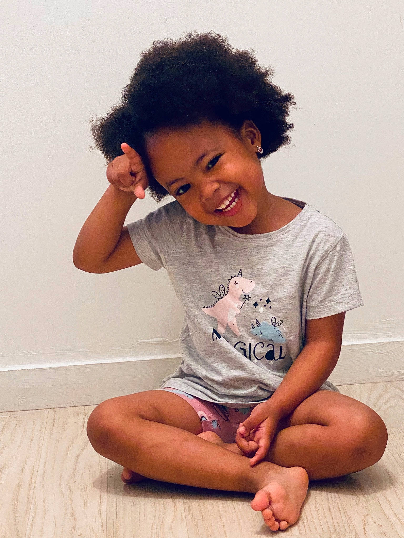 Nina a rejoint le concours — aidez-le/la à gagner de superbes lots ! arm, cheek, chin, clothing, eye, flash_photography, happy, head, human_body, joint, joy, knee, leg, nose, person, shorts, shoulder, skin, sleeve, smile