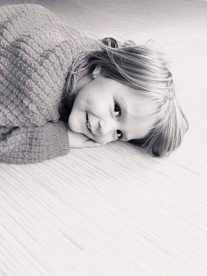 Anna a rejoint le concours — aidez-le/la à gagner de superbes lots ! black_hair, blond, close_up, comfort, eyebrow, eyelash, flash_photography, flooring, grey, happy, human_leg, iris, joy, lip, long_hair, monochrome, monochrome_photography, nose, person, skin