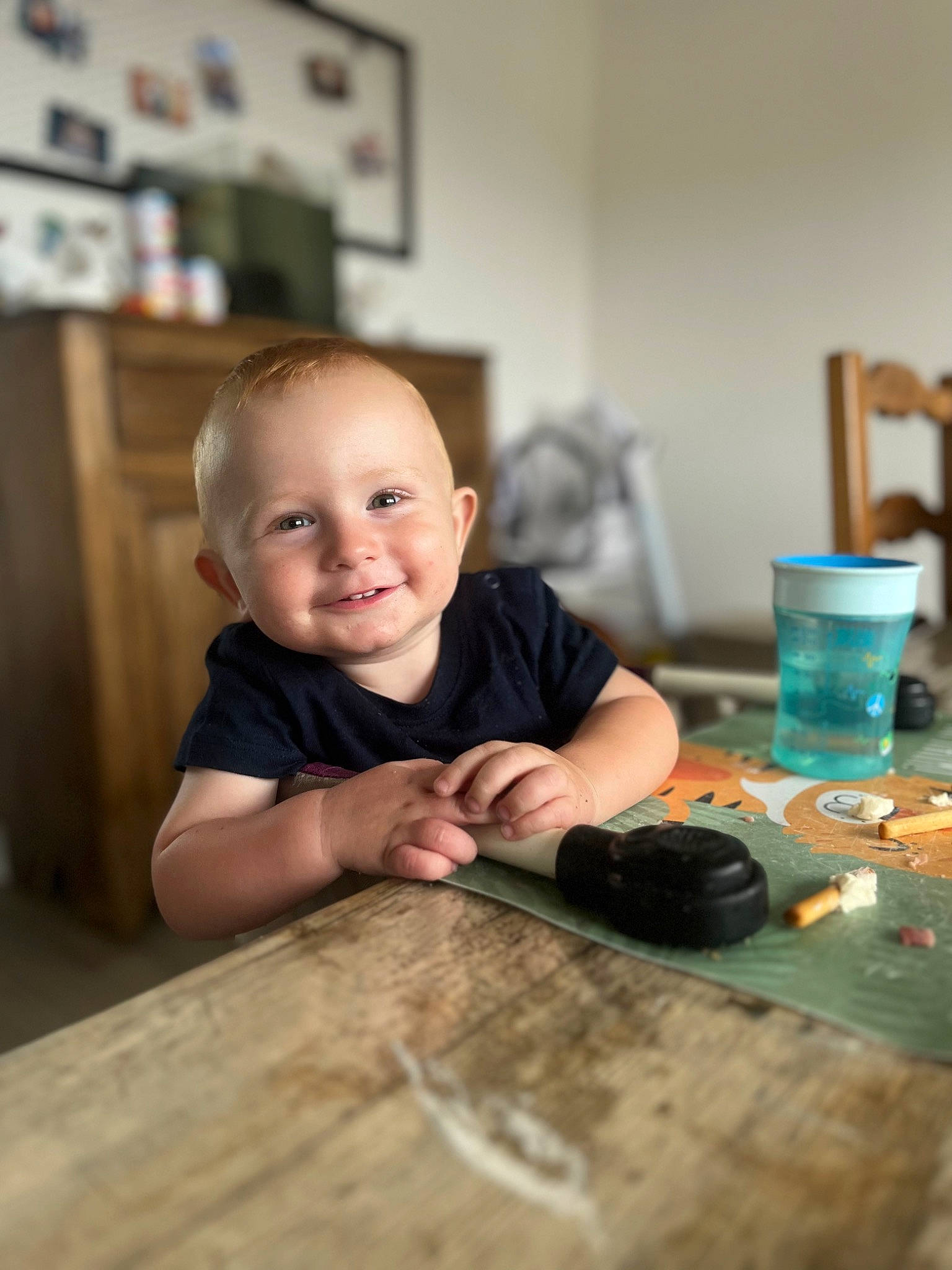 Martin participe au concours pour gagner de l'argent avec cette photo : baby, child, finger, floor, flooring, fun, happy, hardwood, joy, leisure, person, picture_frame, room, sitting, smile, t_shirt, table, tableware, toddler, varnish