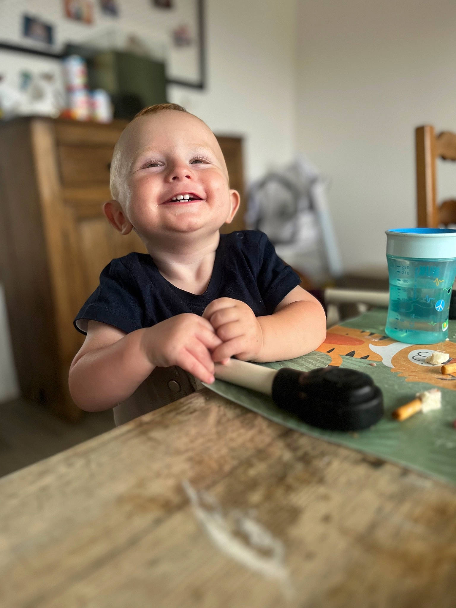 Martin a rejoint le concours — aidez-le/la à gagner de superbes lots ! child, flooring, fun, glass, happy, hardwood, joy, person, picture_frame, play, room, sitting, smile, t_shirt, table, thumb, toddler, vacation, varnish, wood