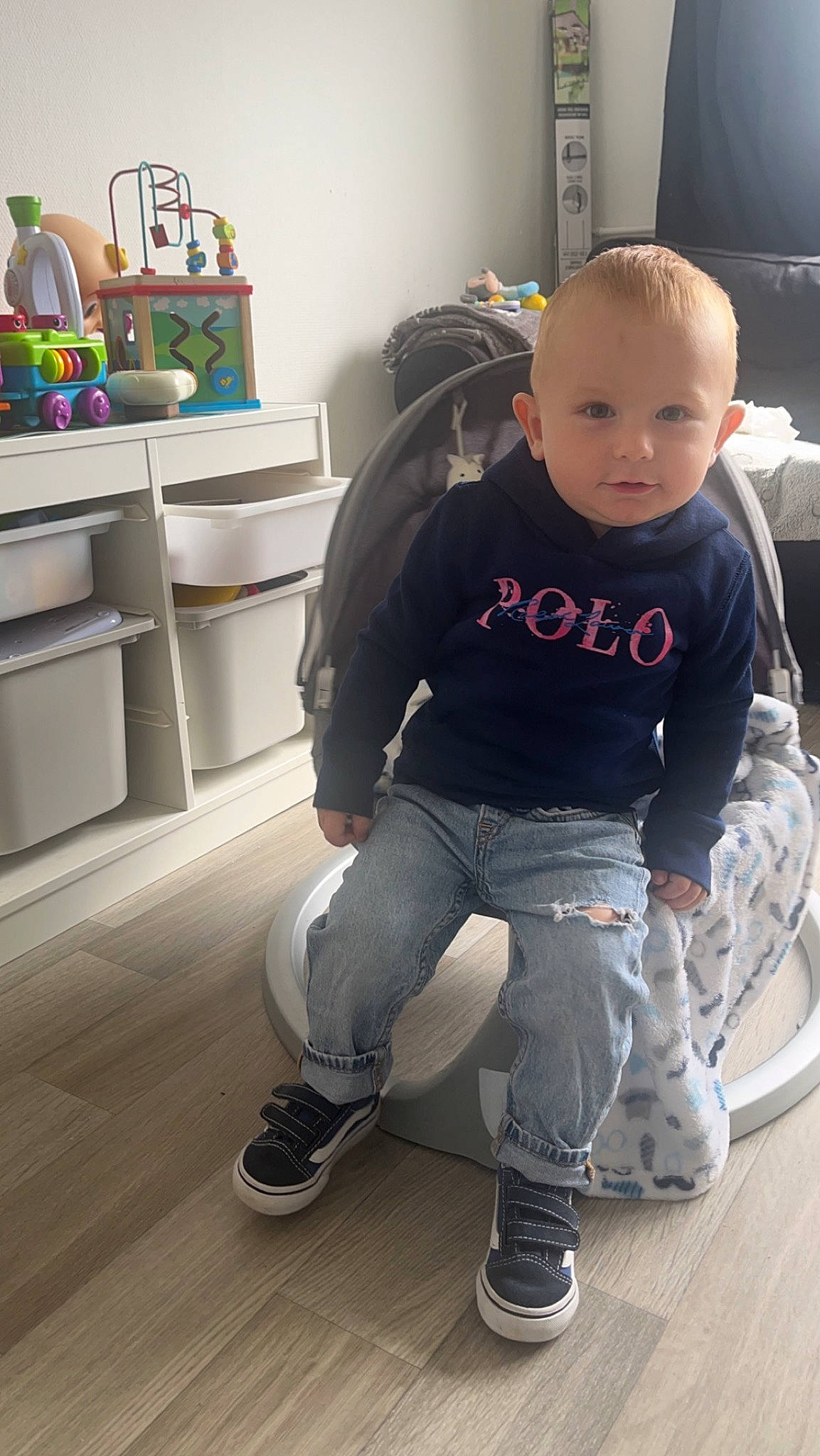 Martin participe au concours pour gagner de l'argent avec cette photo : baby, baby_toddler_clothing, child, comfort, floor, flooring, fun, hardwood, knee, leg, person, room, shoe, sitting, sneakers, t_shirt, toddler, walking_shoe