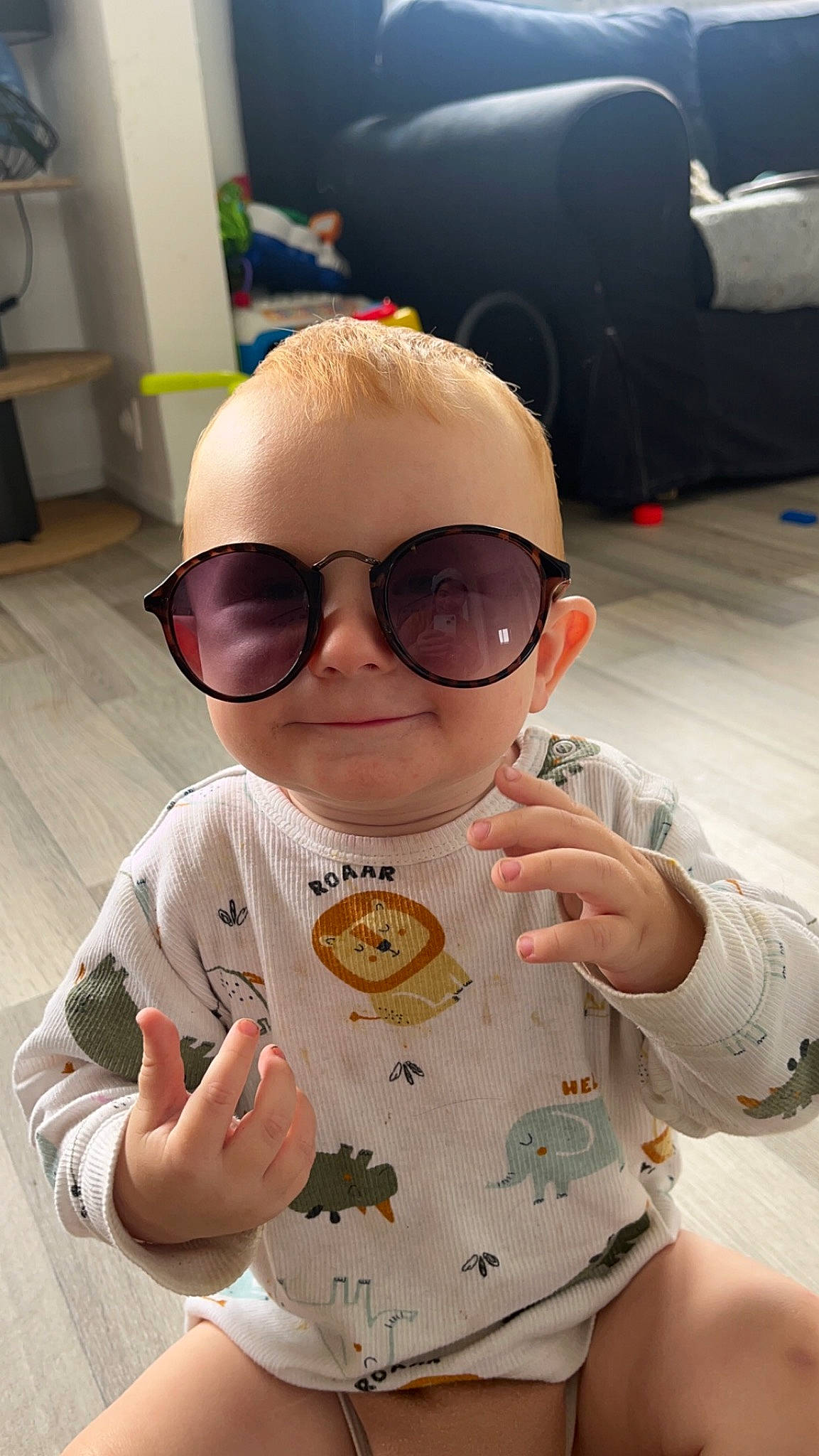 Martin participe au concours pour gagner de l'argent avec cette photo : baby, baby_toddler_clothing, cool, eyewear, finger, fun, glasses, goggles, hand, joy, lip, mouth, nose, person, personal_protective_equipment, pink, skin, sleeve, sunglasses, toddler