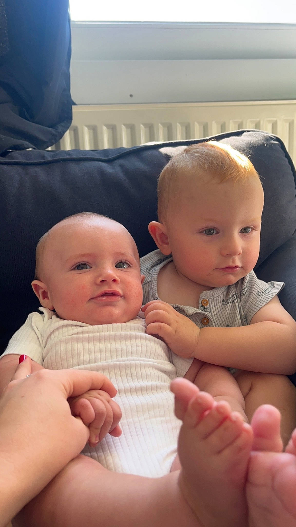 Jules a rejoint le concours — aidez-le/la à gagner de superbes lots ! abdomen, baby, baby_toddler_clothing, cheek, chin, comfort, eye, face, finger, gesture, hand, head, iris, mouth, nail, person, skin, stomach, thumb, toddler