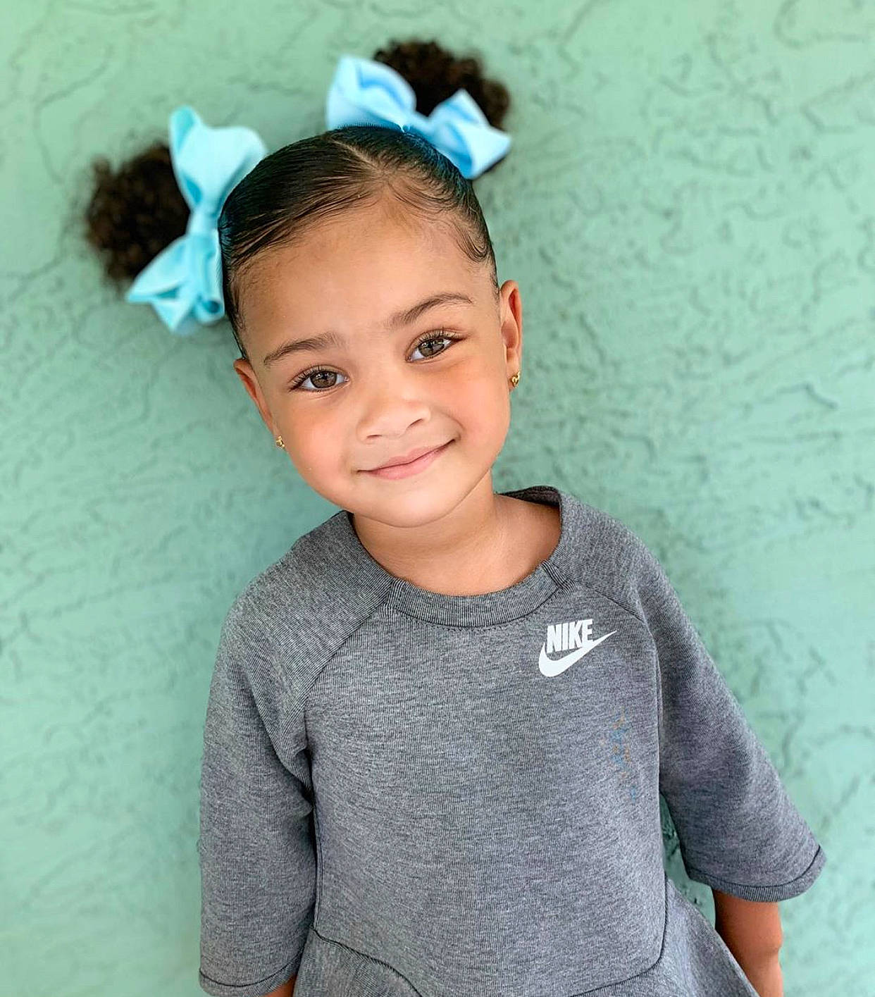 Armani is registered to the contest to win money with this photo: baby_toddler_clothing, child, child_model, ear, face, forehead, hair, hair_accessory, hairstyle, happy, head, headband, headgear, joy, neck, person, skin, sleeve, smile, t_shirt