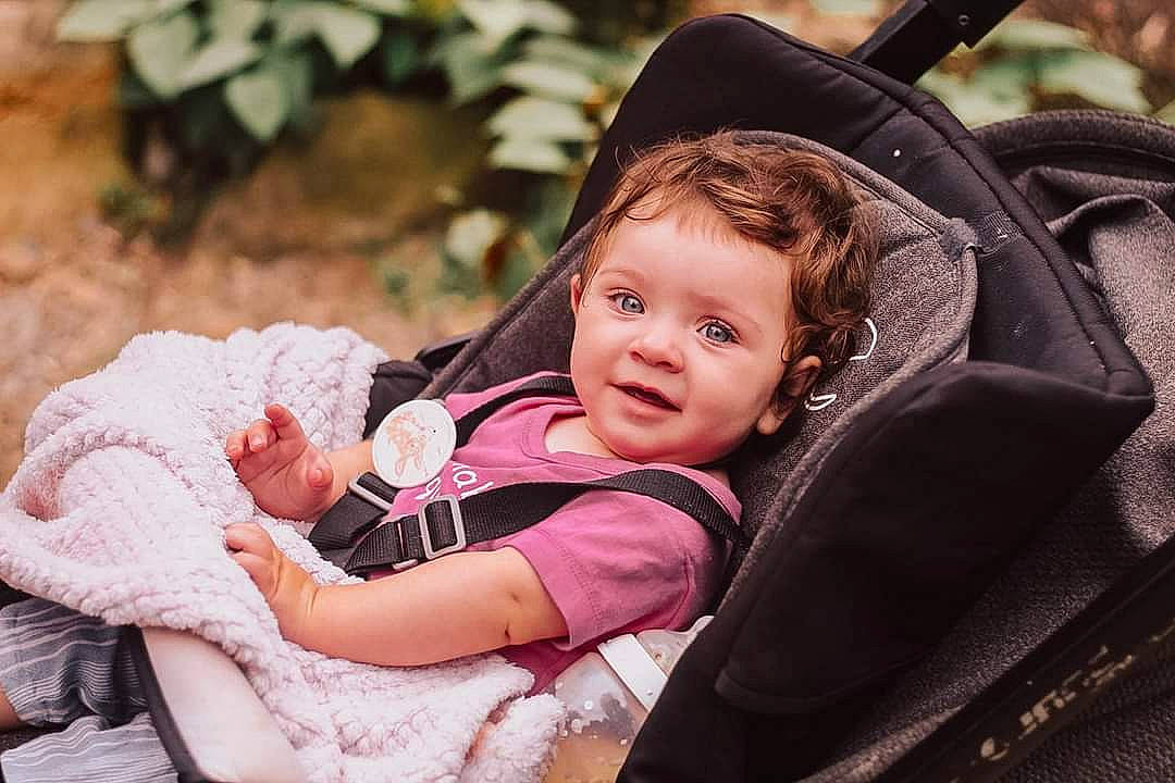 Cassy a rejoint le concours — aidez-le/la à gagner de superbes lots ! baby, baby_carriage, baby_products, baby_toddler_clothing, child, comfort, event, eye, flash_photography, fun, grass, happy, leisure, people_in_nature, person, plant, sitting, skin, toddler, travel