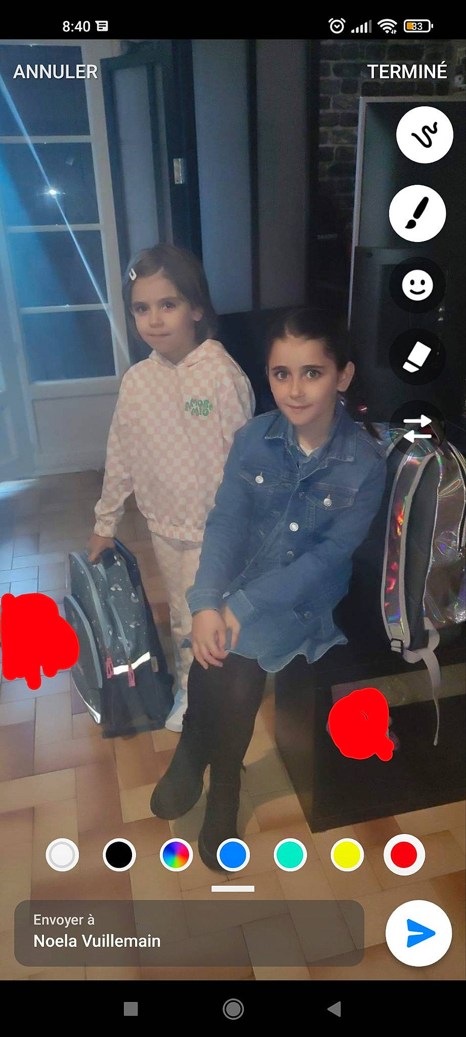 Annaelle participe au concours pour gagner de l'argent avec cette photo : audio_equipment, backpack, bag, baggage, child, electric_blue, event, flooring, fun, leisure, luggage_and_bags, machine, person, photography, room, sitting, snapshot, standing, t_shirt, transport