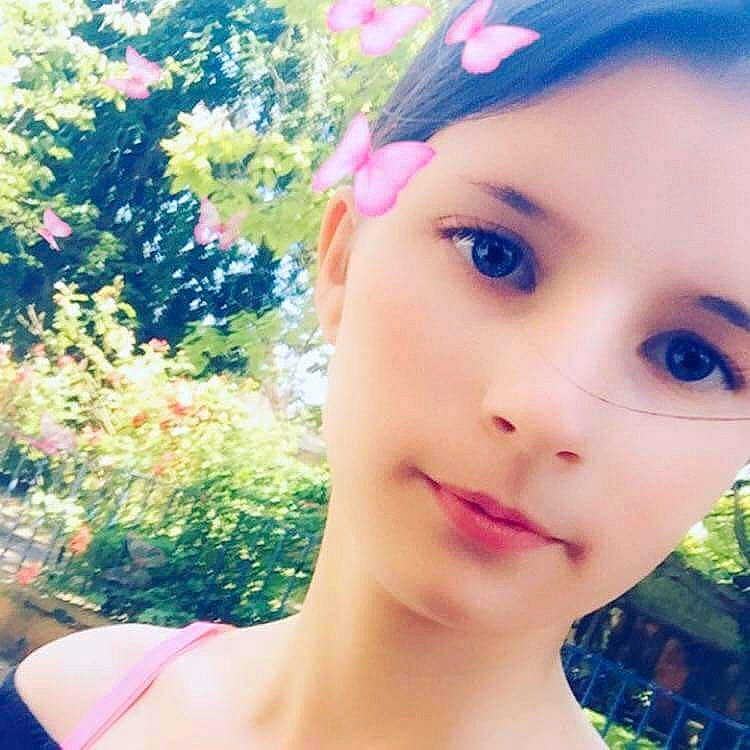 Cecilia a rejoint le concours — aidez-le/la à gagner de superbes lots ! beauty, black_hair, brown_hair, cheek, ear, eye, eyebrow, eyelash, face, flower, forehead, girl, hair_accessory, hair_coloring, head, headpiece, iris, lip, nose, person